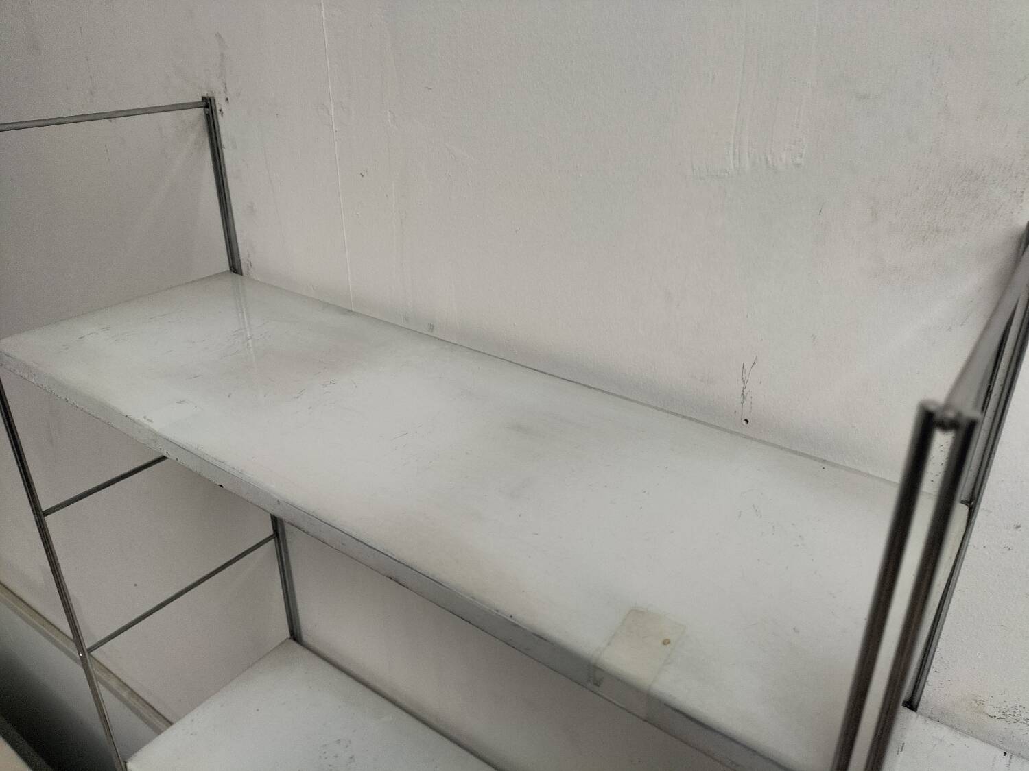 Metal string shelf