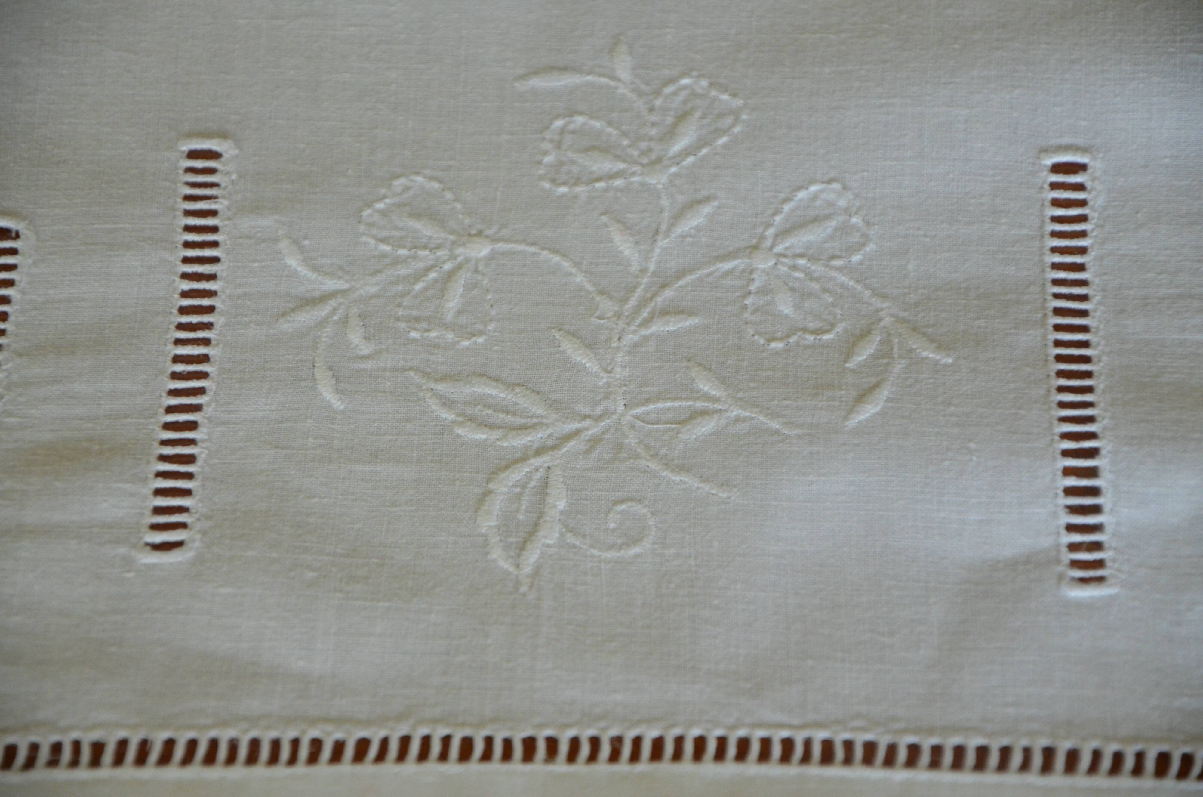 Embroidered children's bedding set