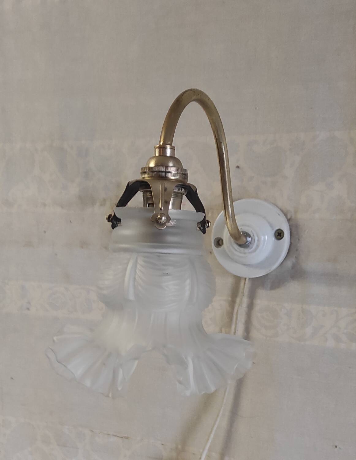 Swan neck wall light in brass, porcelain and glass paste - mid 20th century.