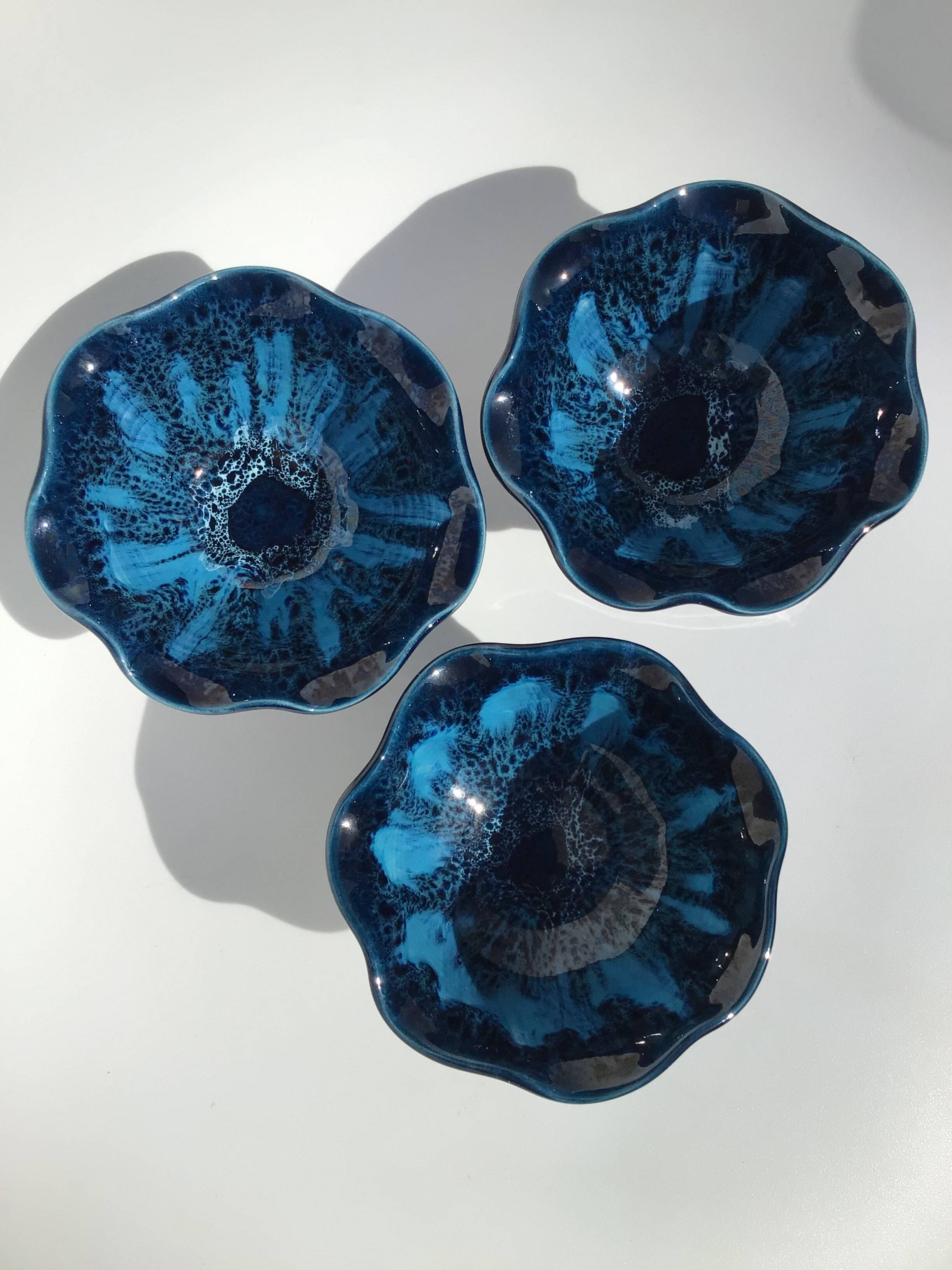 3 Vallauris Cups deep blue wavy edge