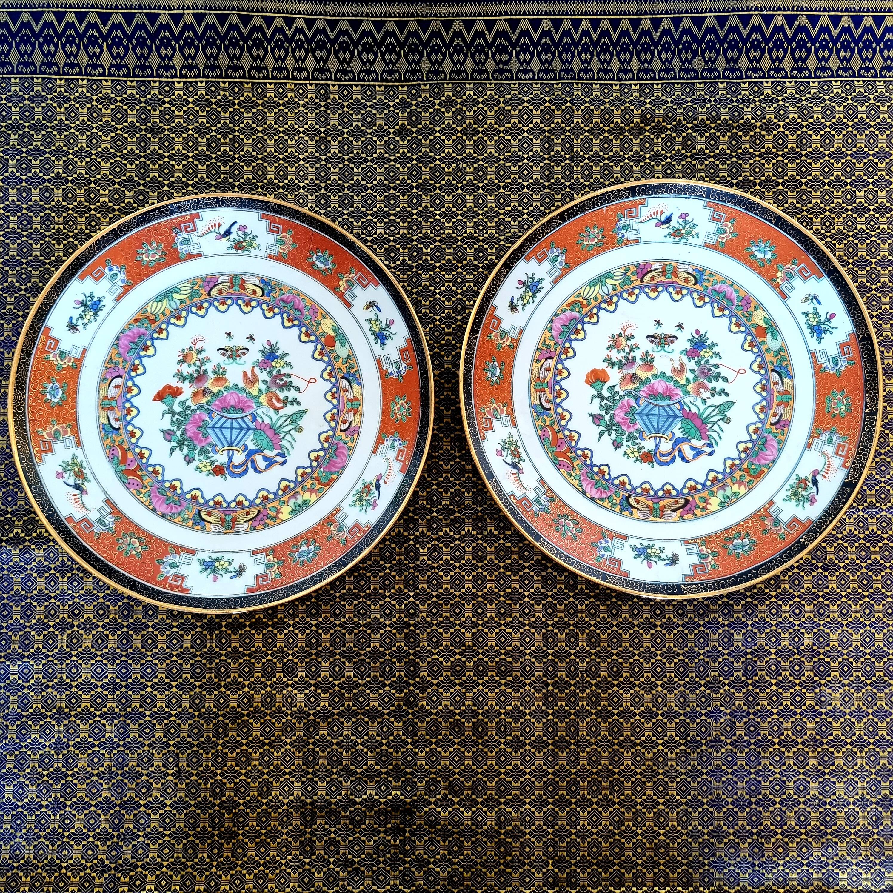 2 hand-painted Chinese plates from the early 20th century famille rose in perfect condition