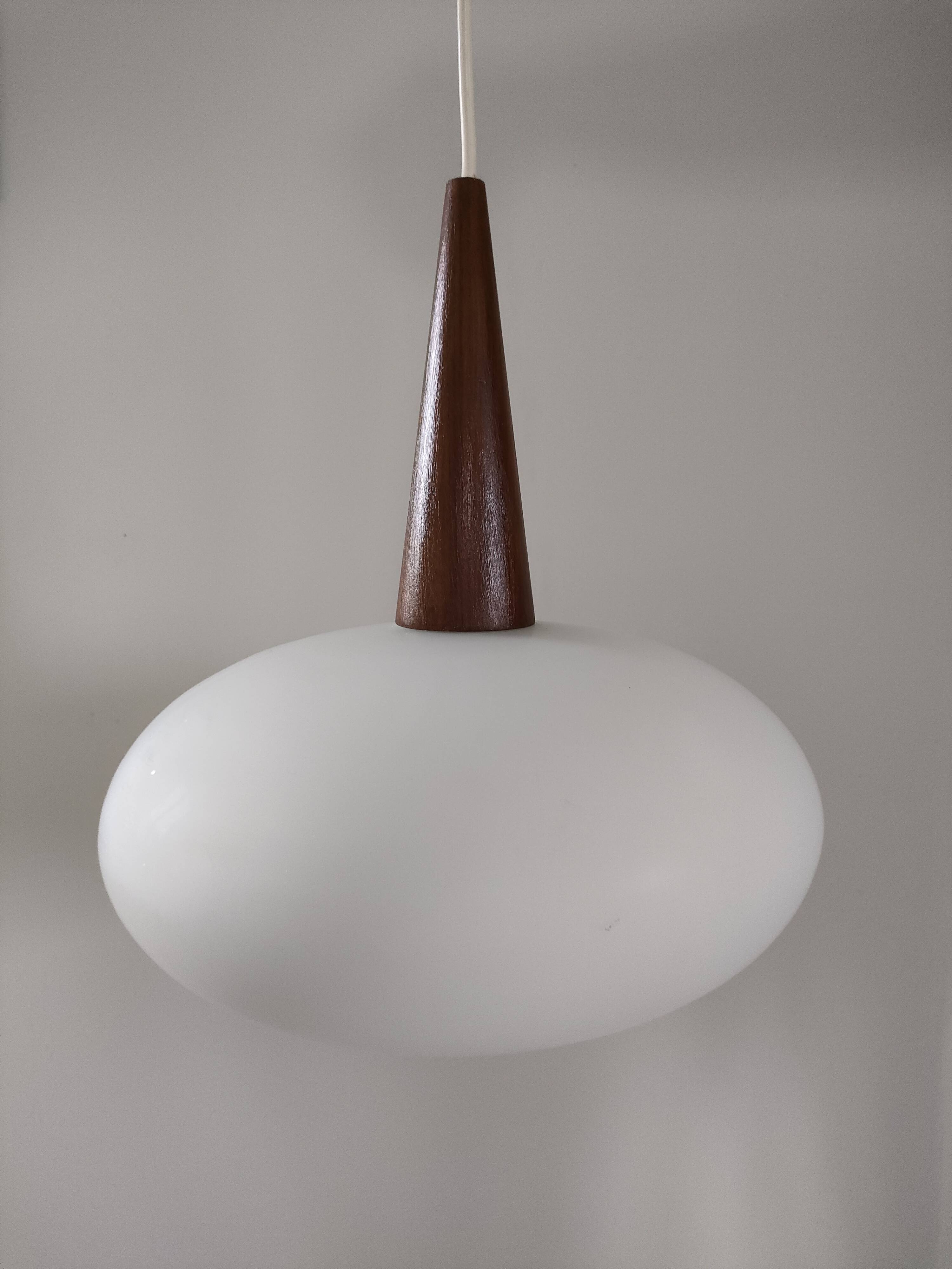 Suspension opaline et teck Louis Kalff pour Philips