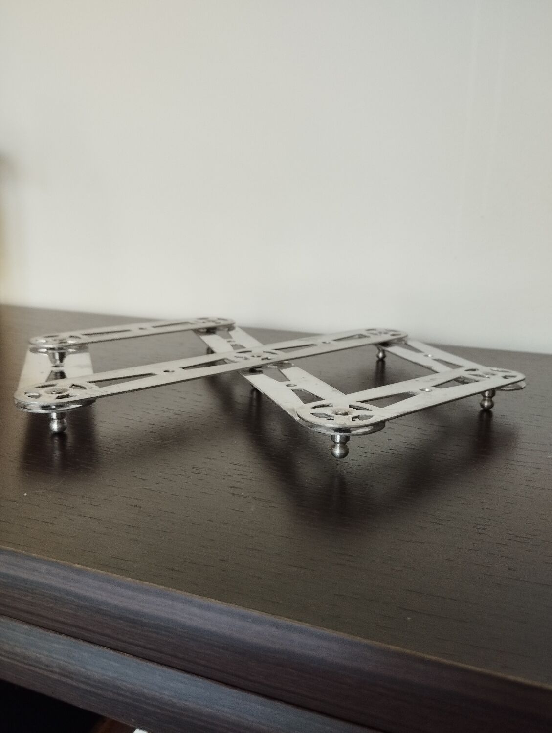 Folding extendable accordion trivet