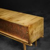 Buffet en bouleau moderne scandinave du milieu du siècle avec relief en cuivre sur le devant, années 1960