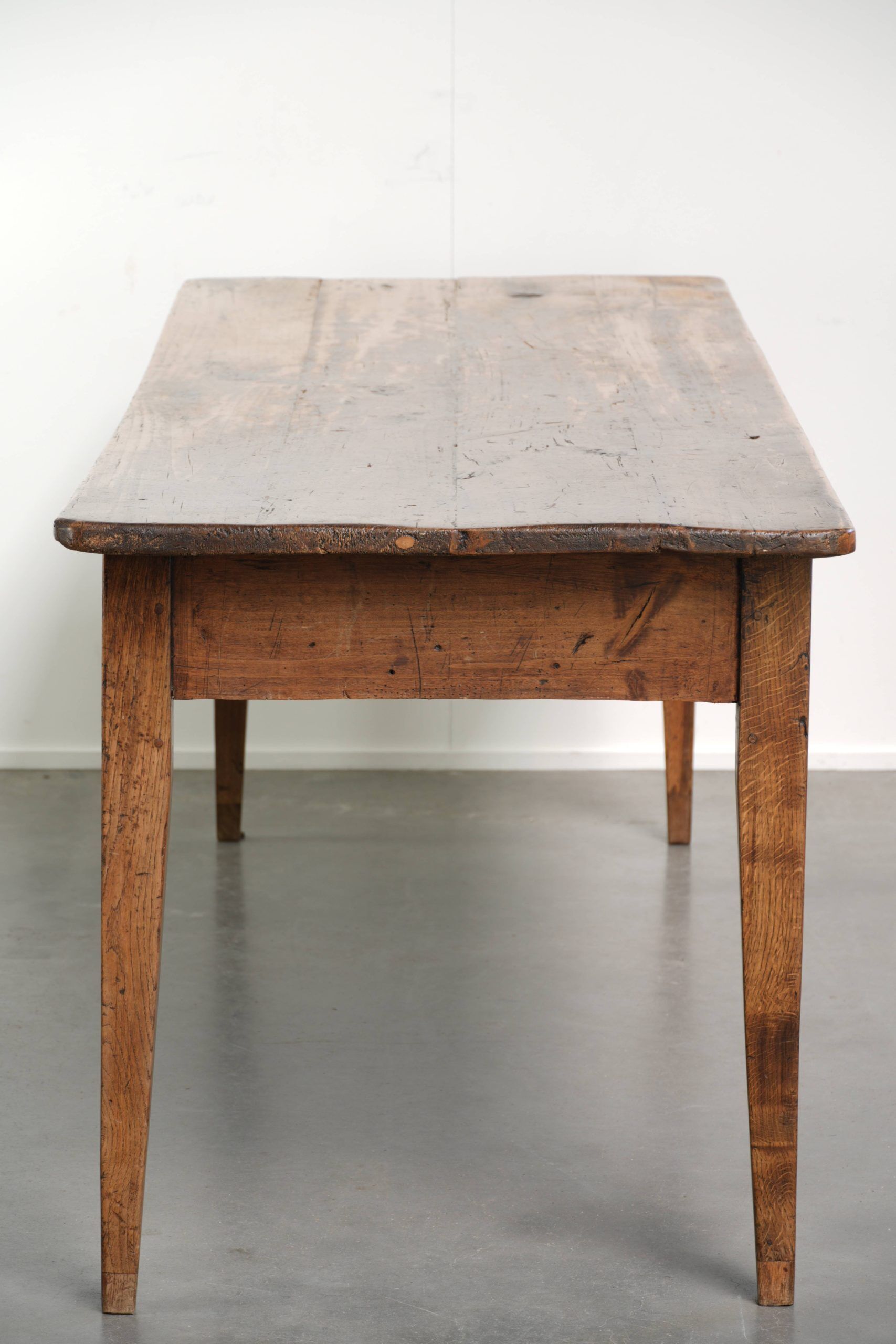 Table de ferme française du 19ème siècle pour 4 à 6 personnes.