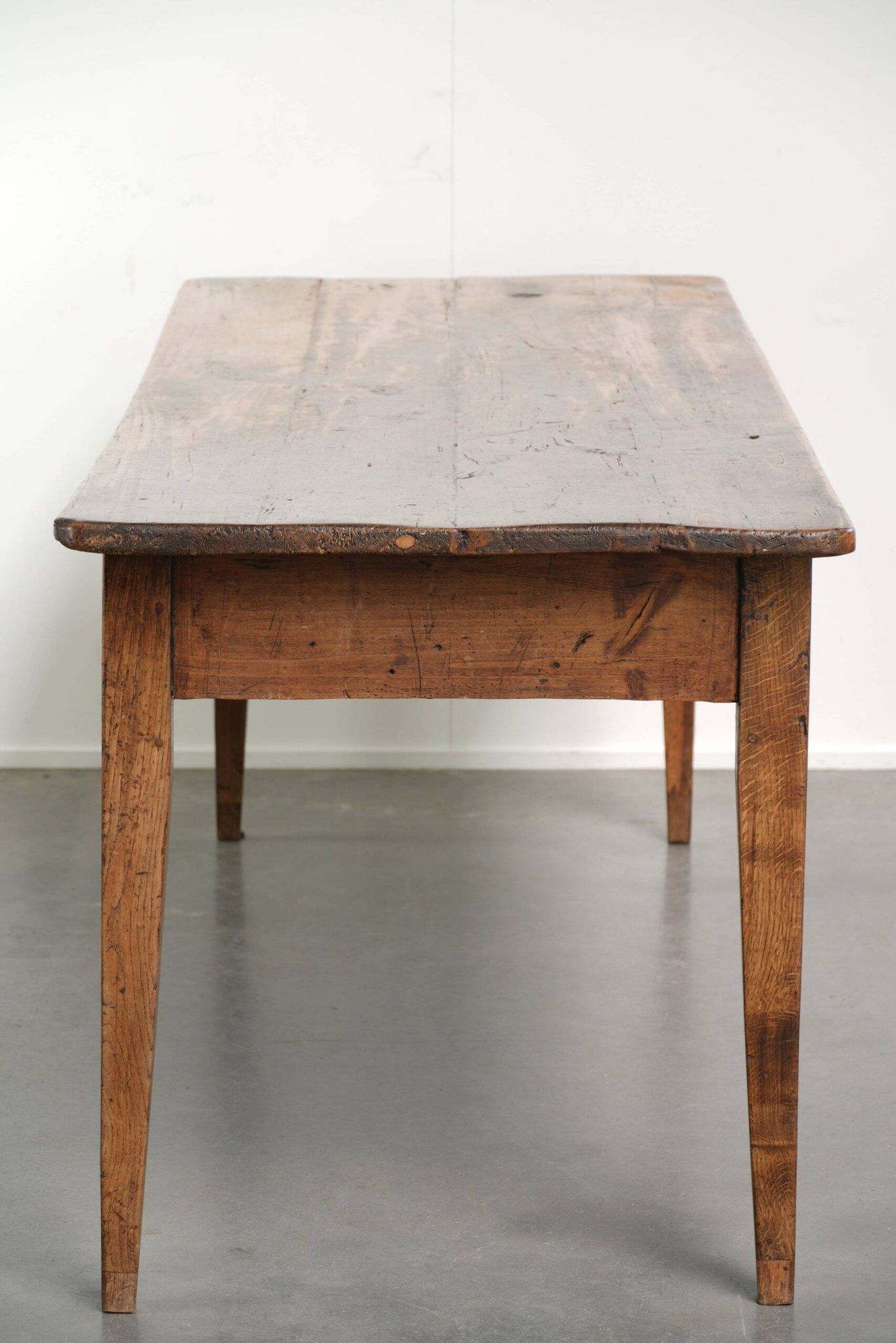 Table de ferme française du 19ème siècle pour 4 à 6 personnes.