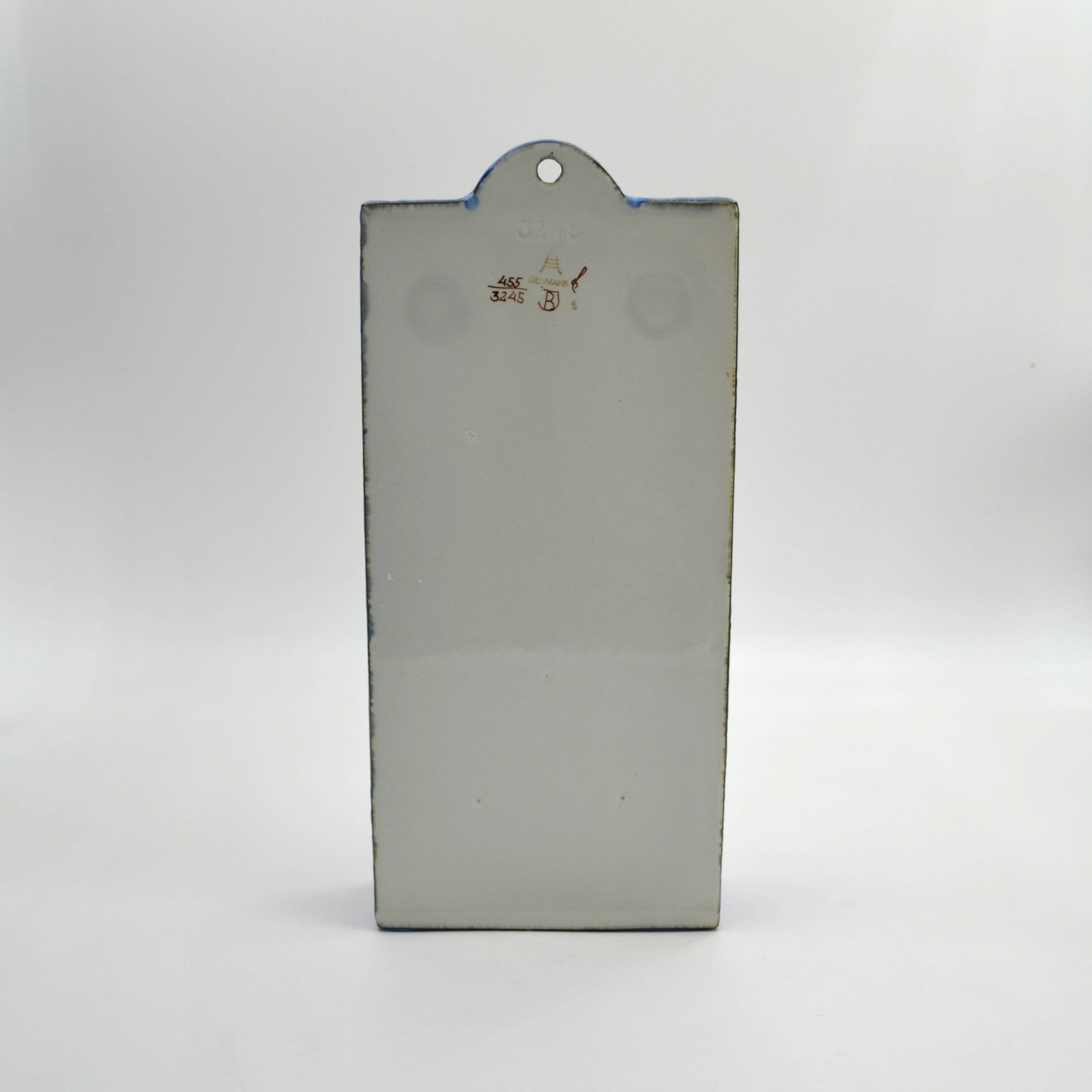 Wall-mounted candle holder in porcelain, Tenera series by Berte Jessen for Aluminia.