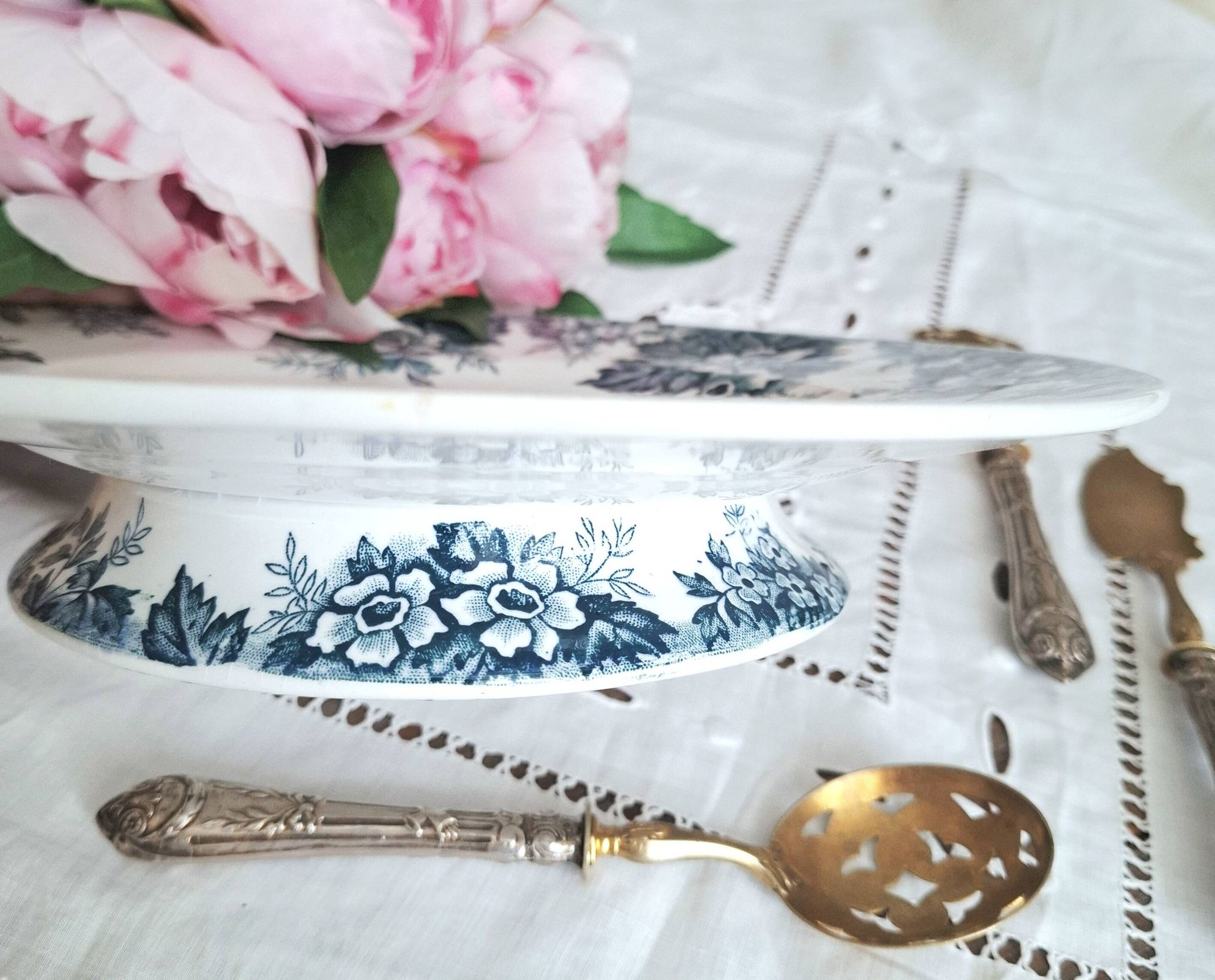 Assiette montée ancienne en faïence terre de fer