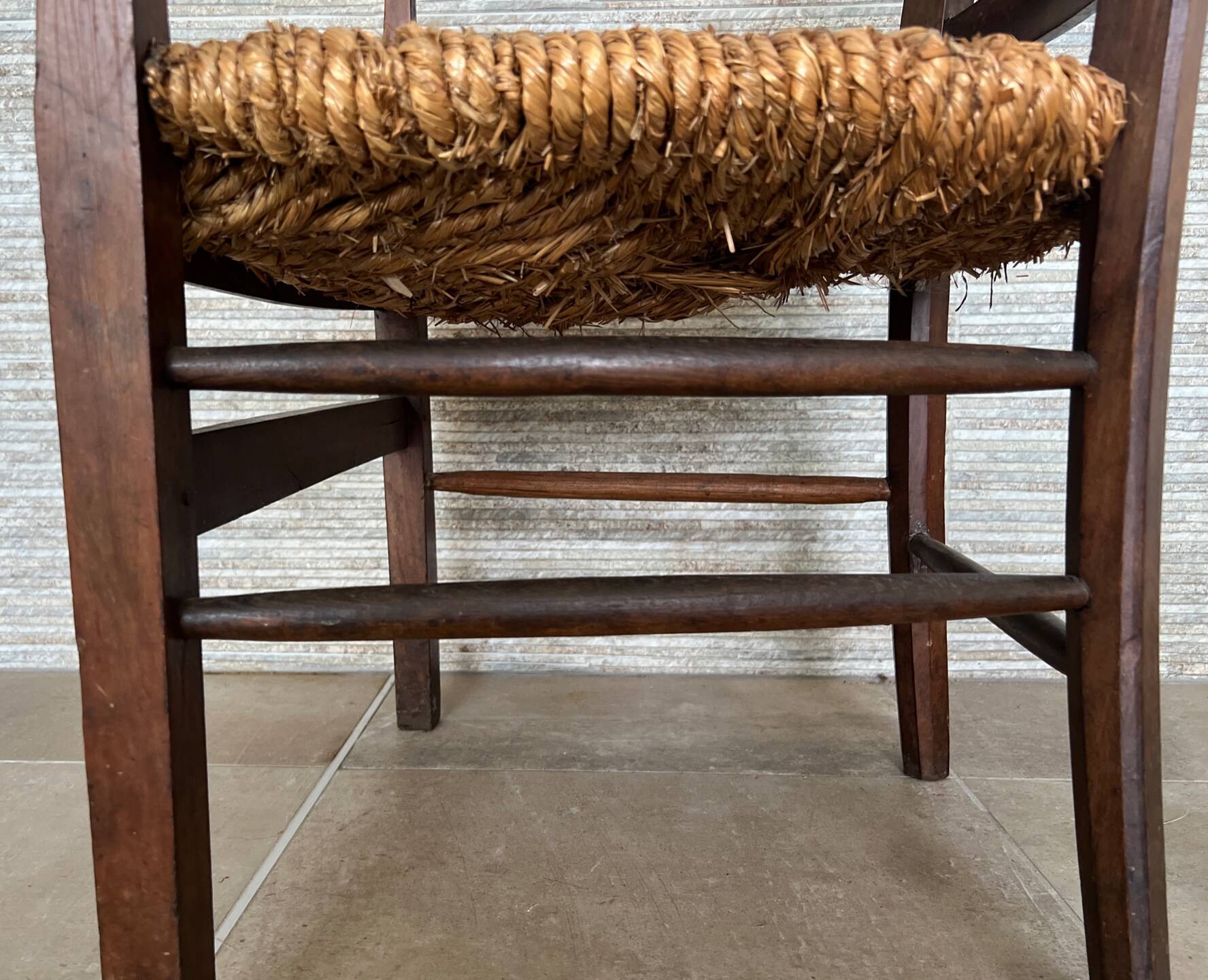 Fauteuil paillé campagnard XIXem en chataigné