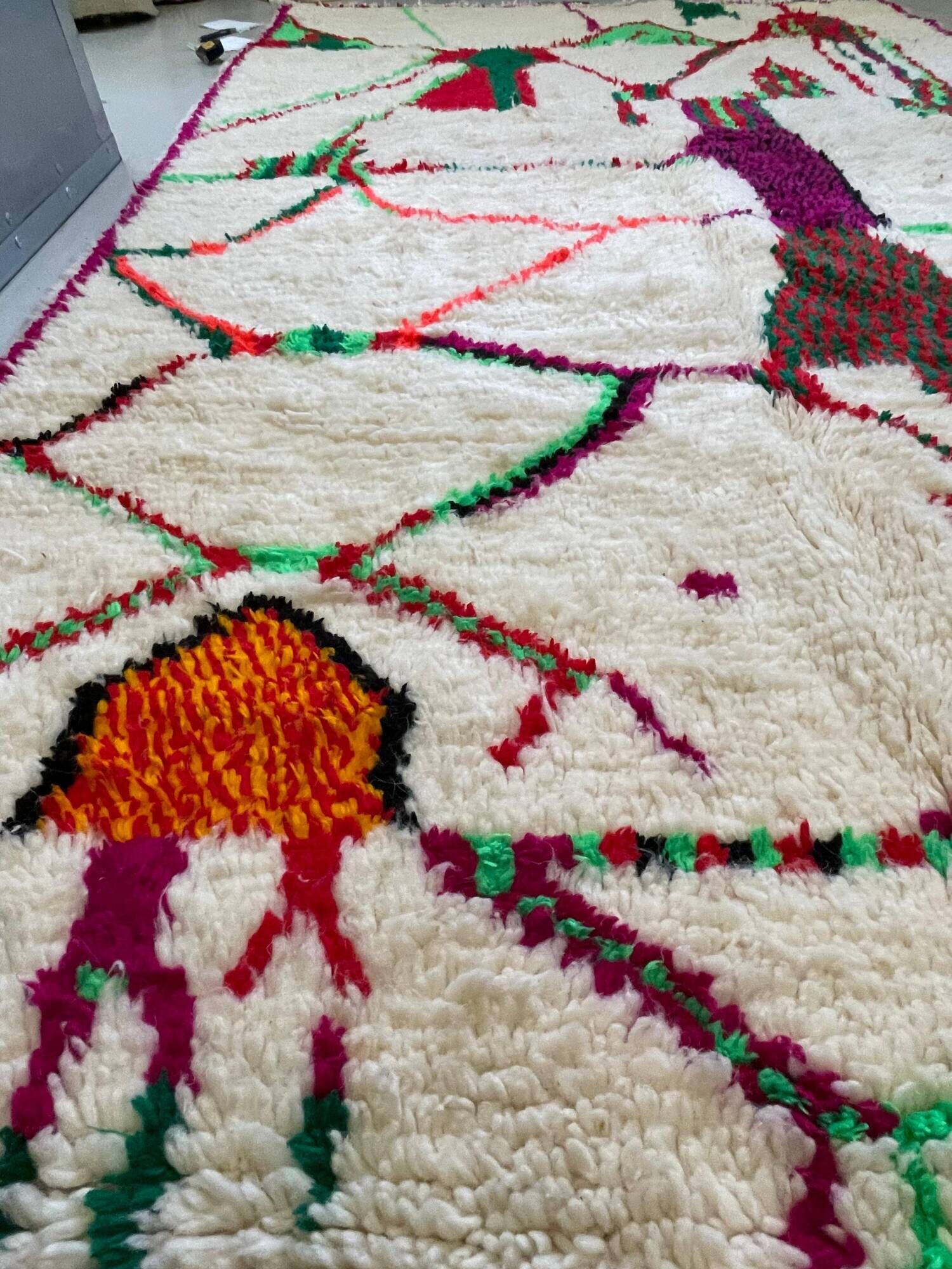 Moroccan Berber rug in cream wool, abstract patterns - 263x160 cm