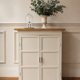 Meuble, buffet peint en beige, plateau en bois brut
