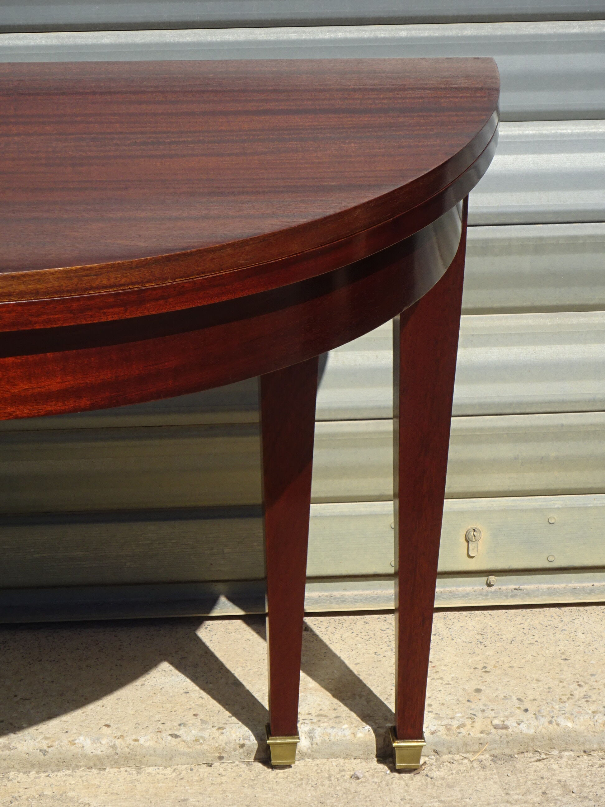 Half-moon console table, extendable in Empire style.