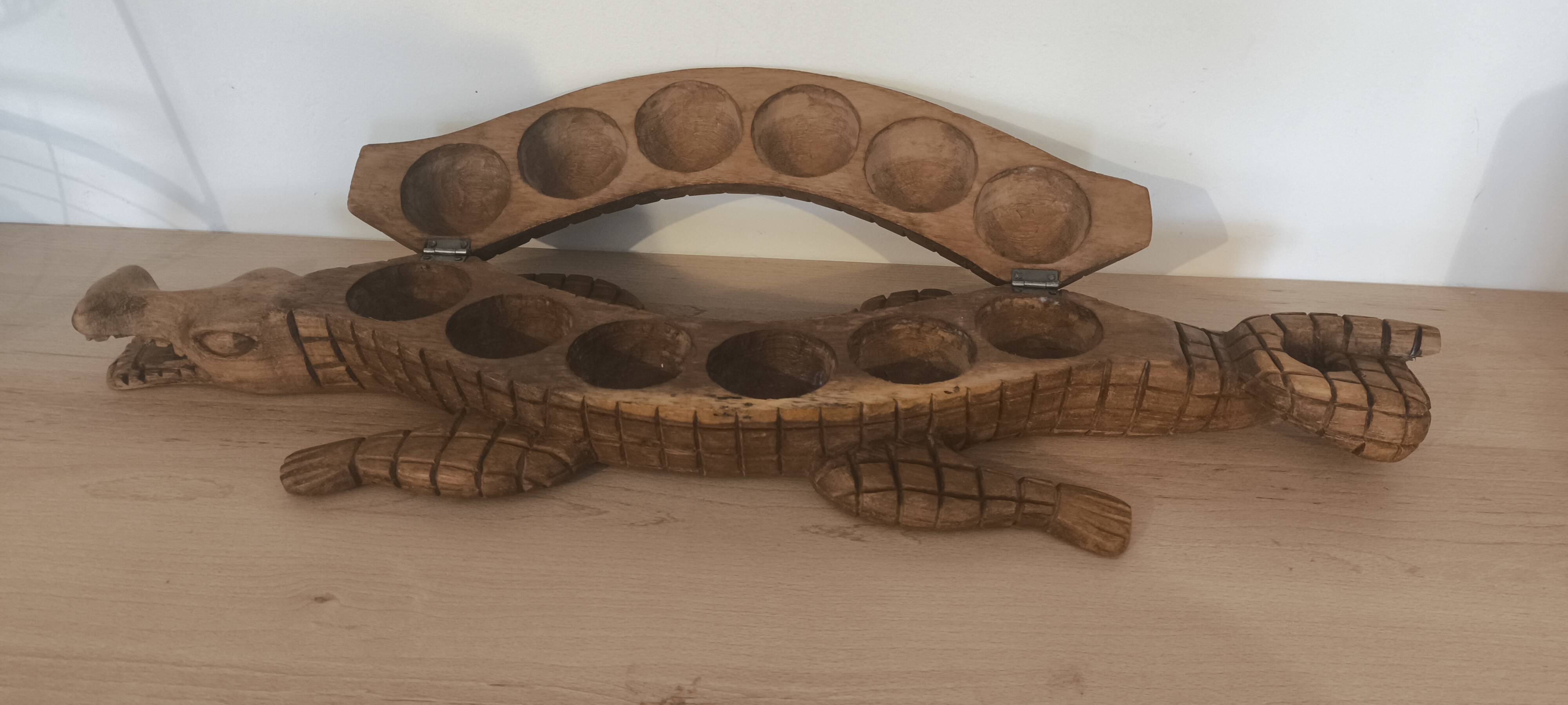 Sculpture crocodile Awalé in wood - African art craftsmanship (74 cm)