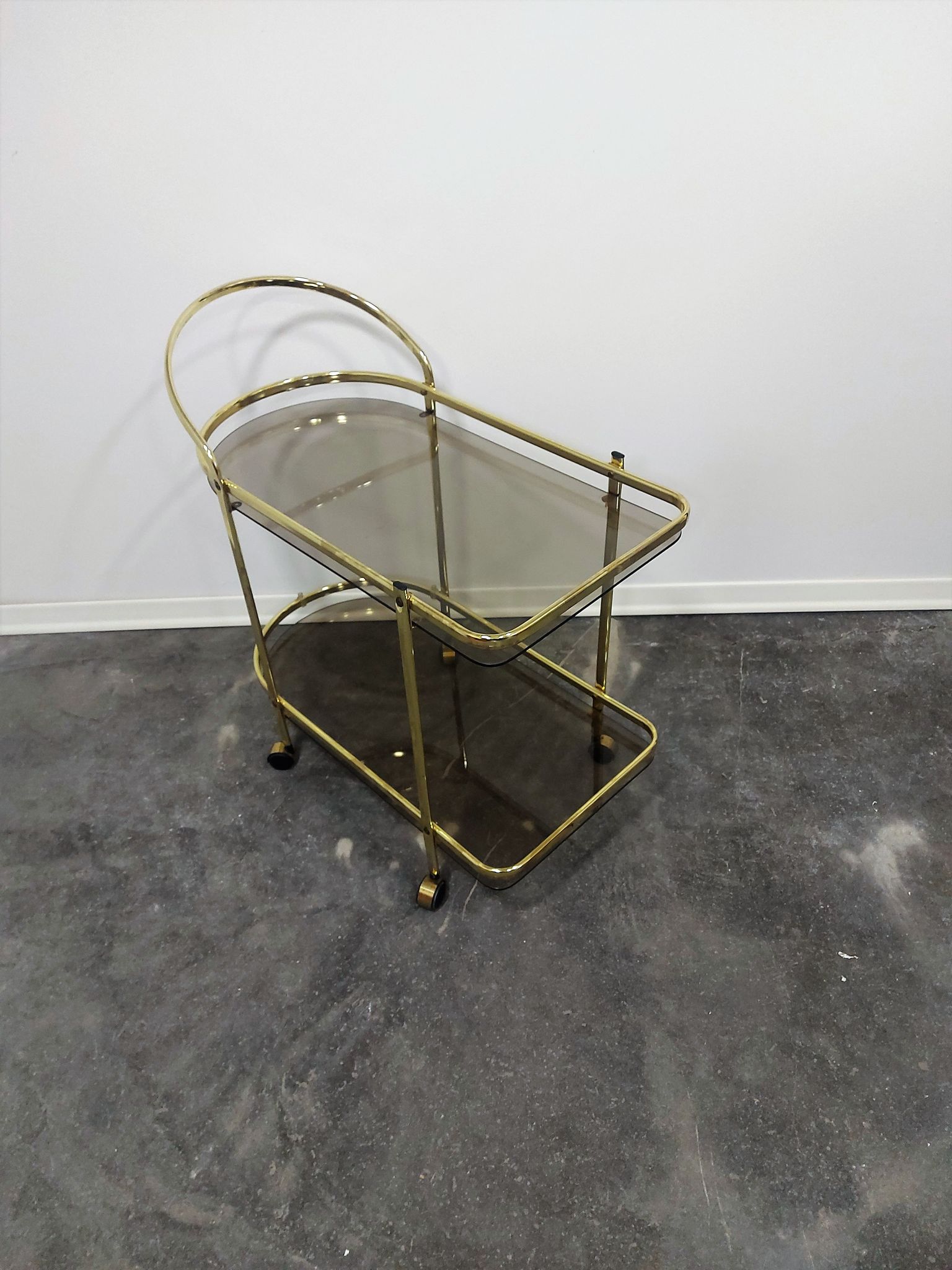 Desserte en laiton et verre fumé des années 1960