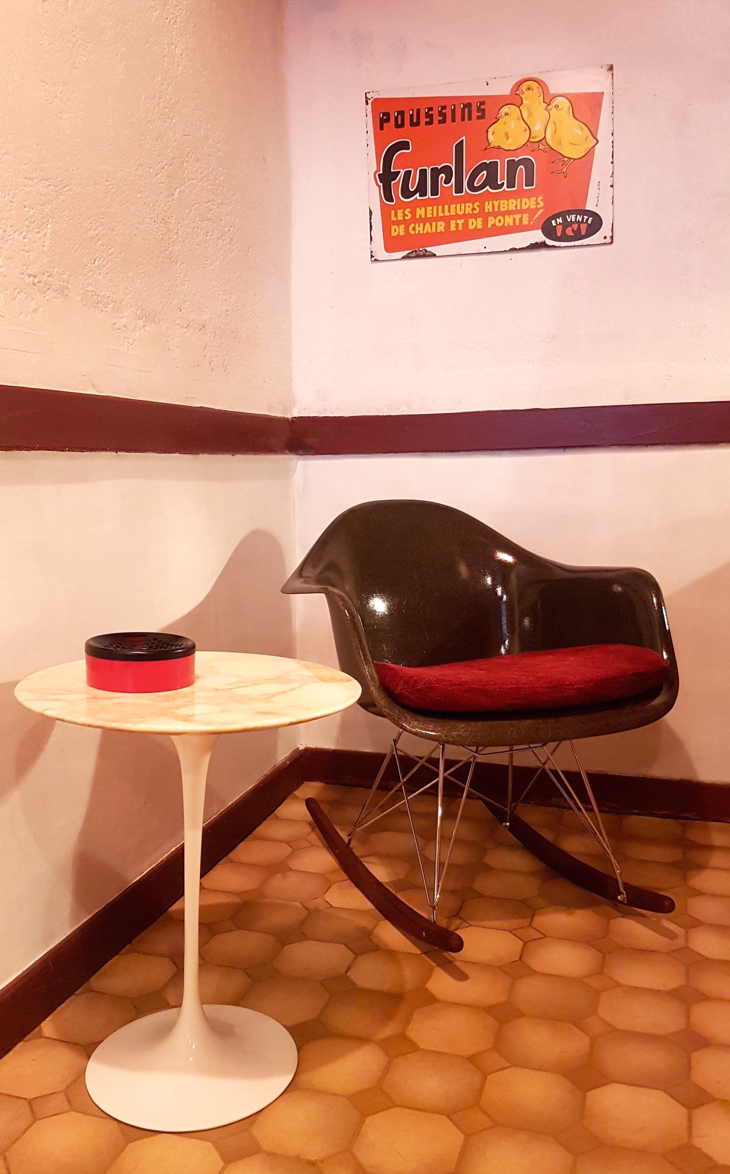 Side table Knoll by Saarinen