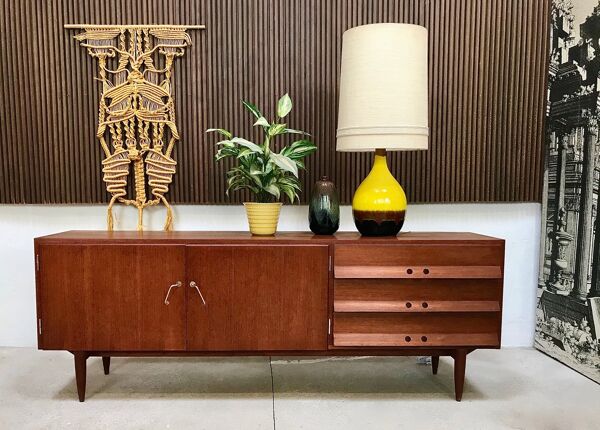 Buffet en teck de style mid-century moderne avec poignées en laiton, Allemagne années 1960.