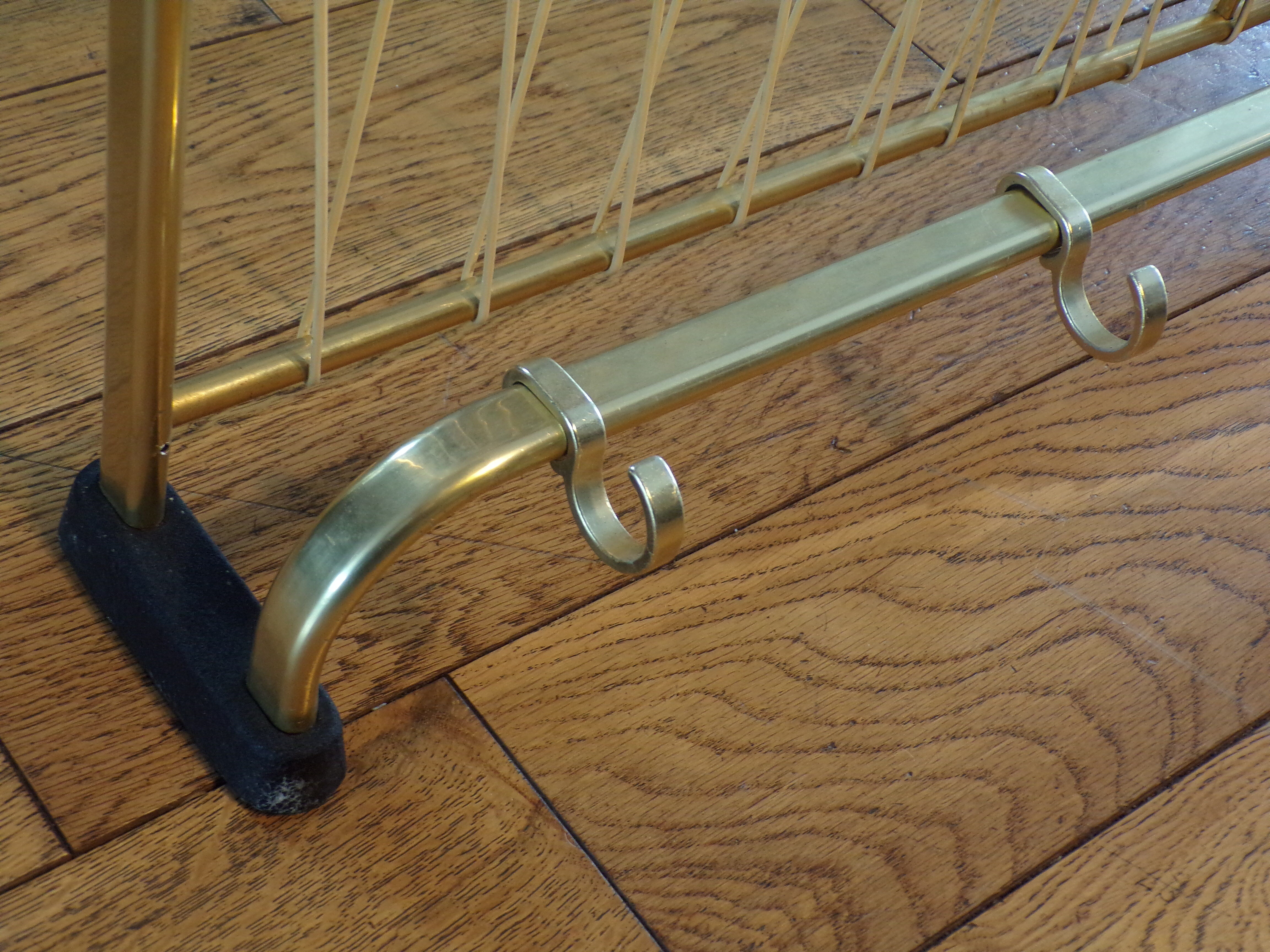 Coat rack like train luggage rack