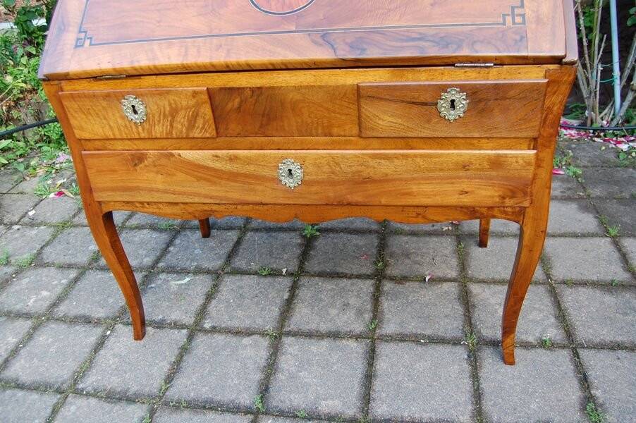 Louis XV Louis XVI period sloping desk in walnut from the 18th century