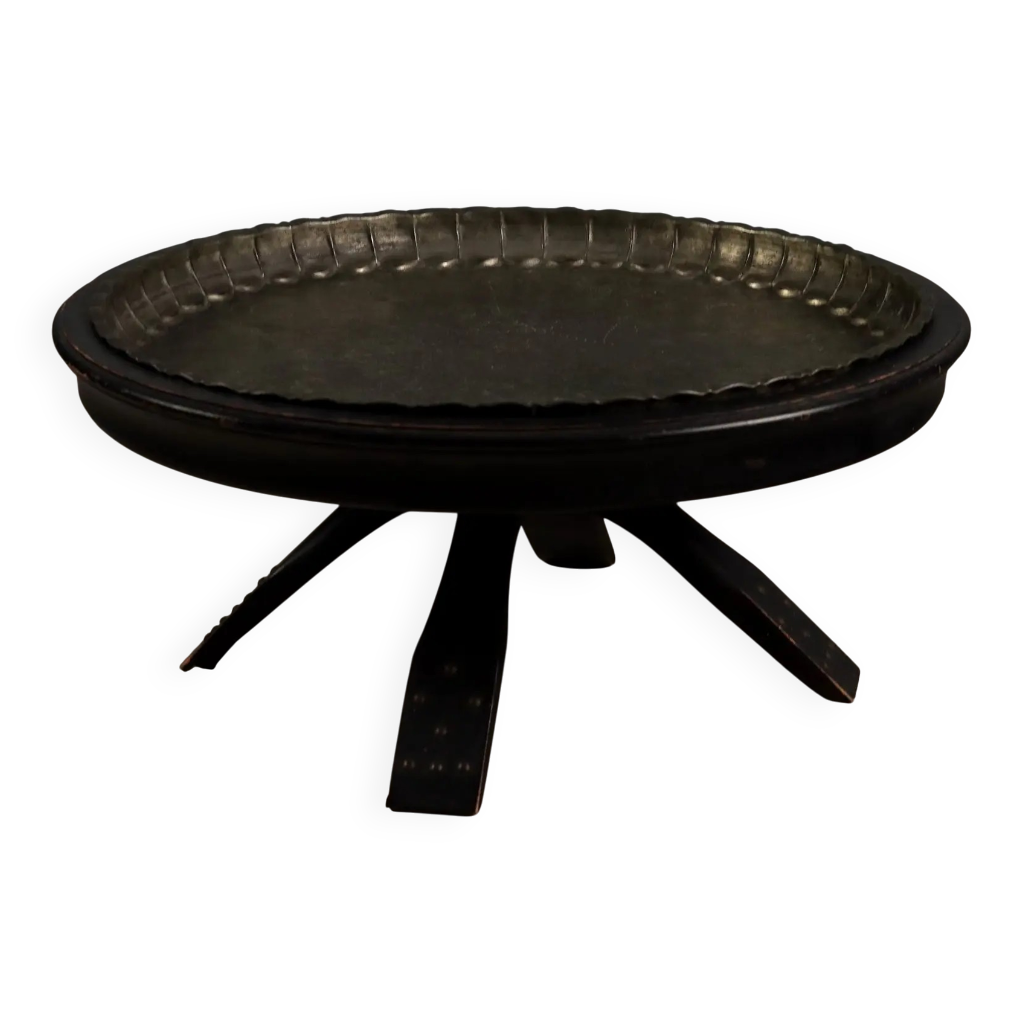 Large antique copper platter with Middle Eastern decorations, 20th century.