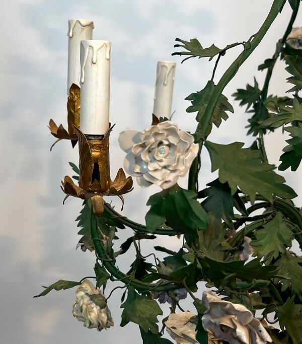 Lustre corbeille en feuillage de métal laqué vert et fleurs de porcelaine de Meissen de style Louis XVI