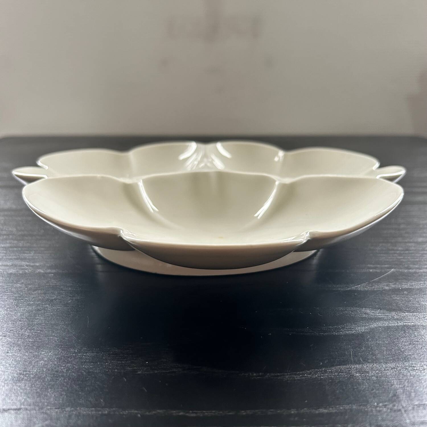 Porcelain serving dish
