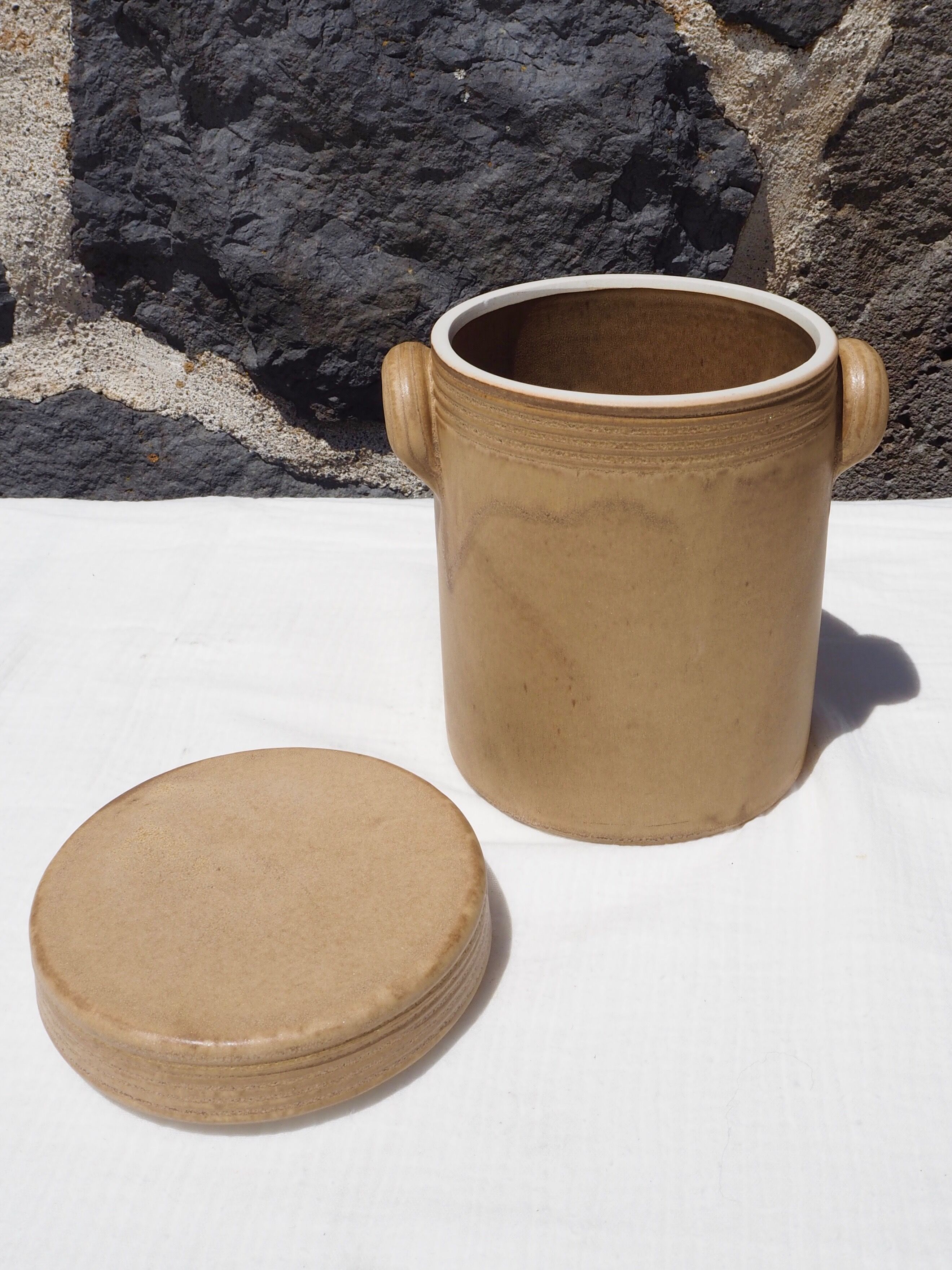 Confit pot in beige sandstone