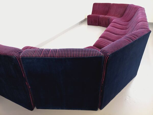 Canapé modulable vintage Snake composé de 11 modules chauffeuses et 3 poufs en tissu velours