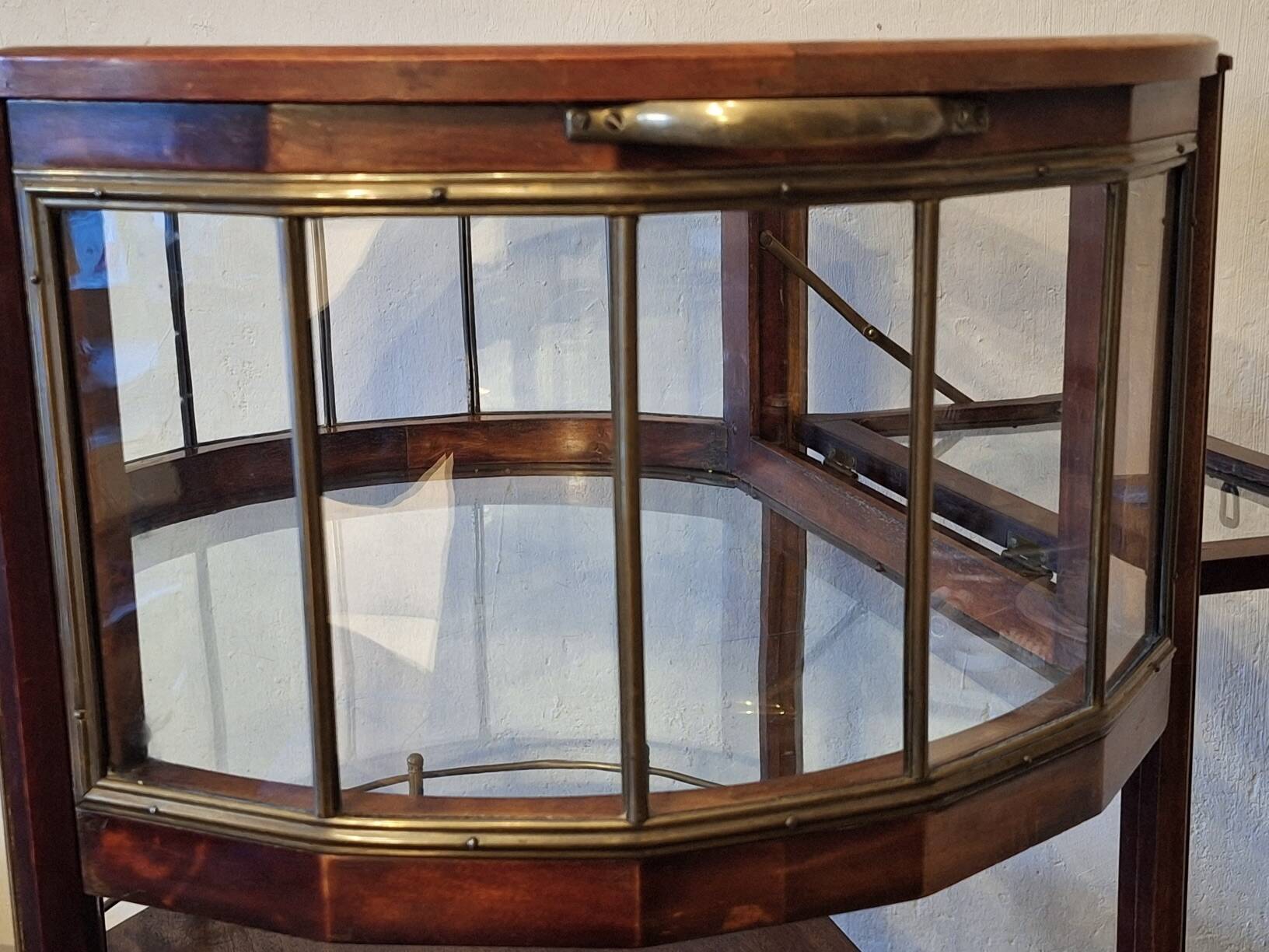 Serving trolley / bar cart in mahogany, brass and glass, 1920