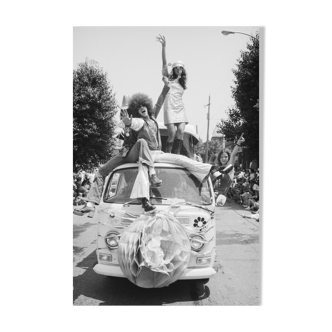 Tirage photo noir et blanc hippies sur van volkswagen papier argentique 250g format 30x45cm