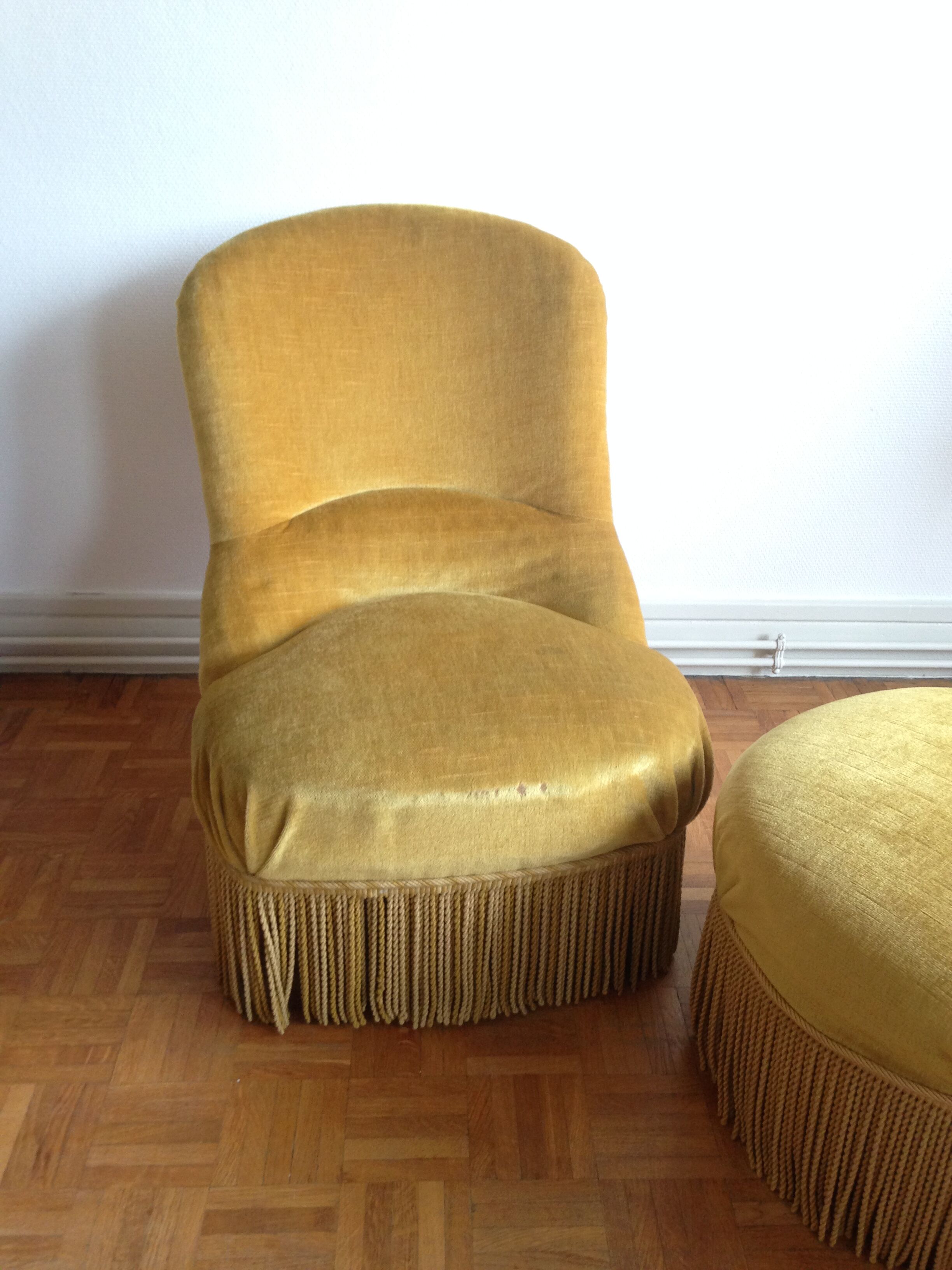Fauteuil crapaud et pouf velours jaune