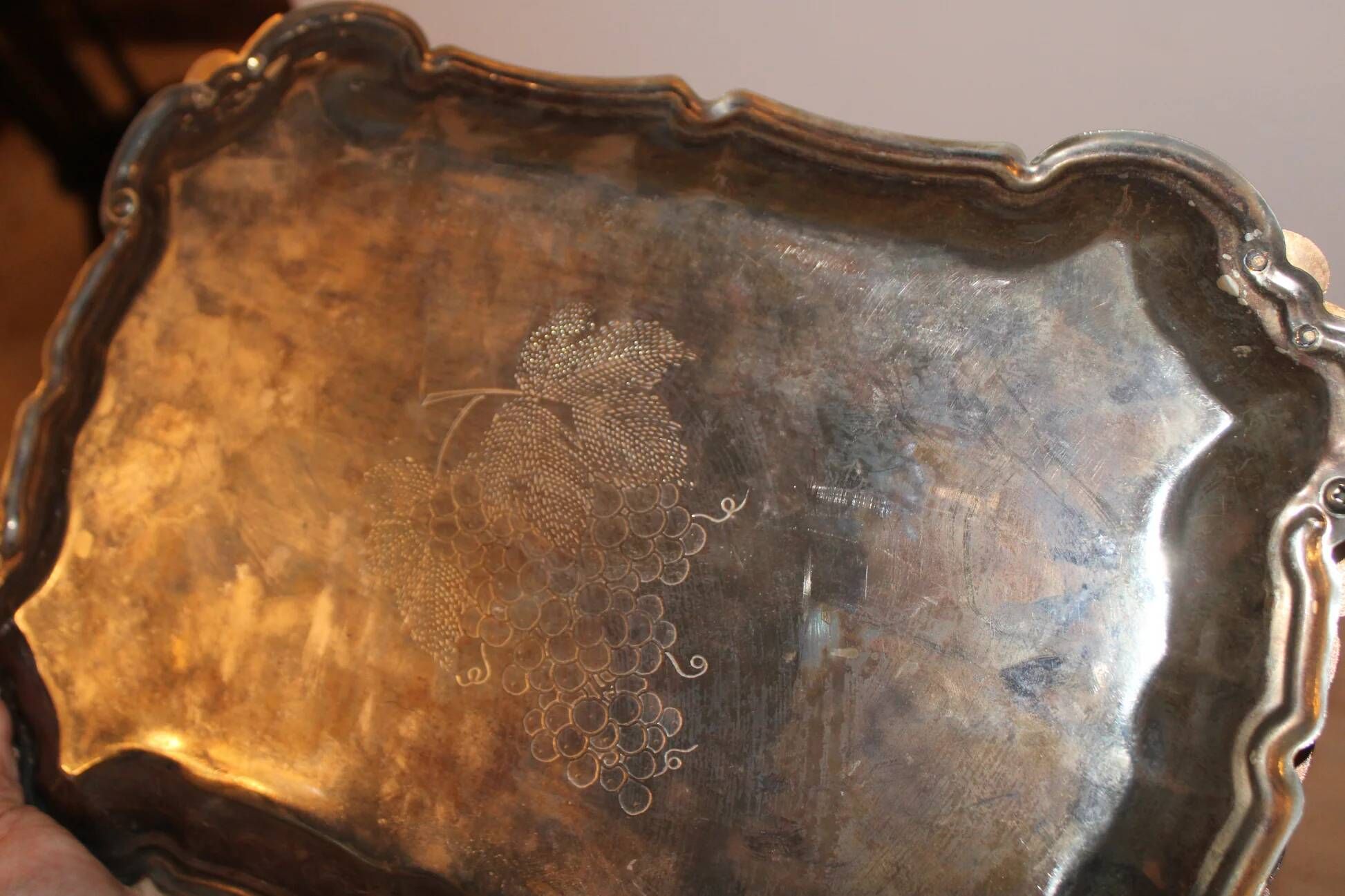 Vintage silver and gold metal serving tray – Grape cluster decoration – 36 cm