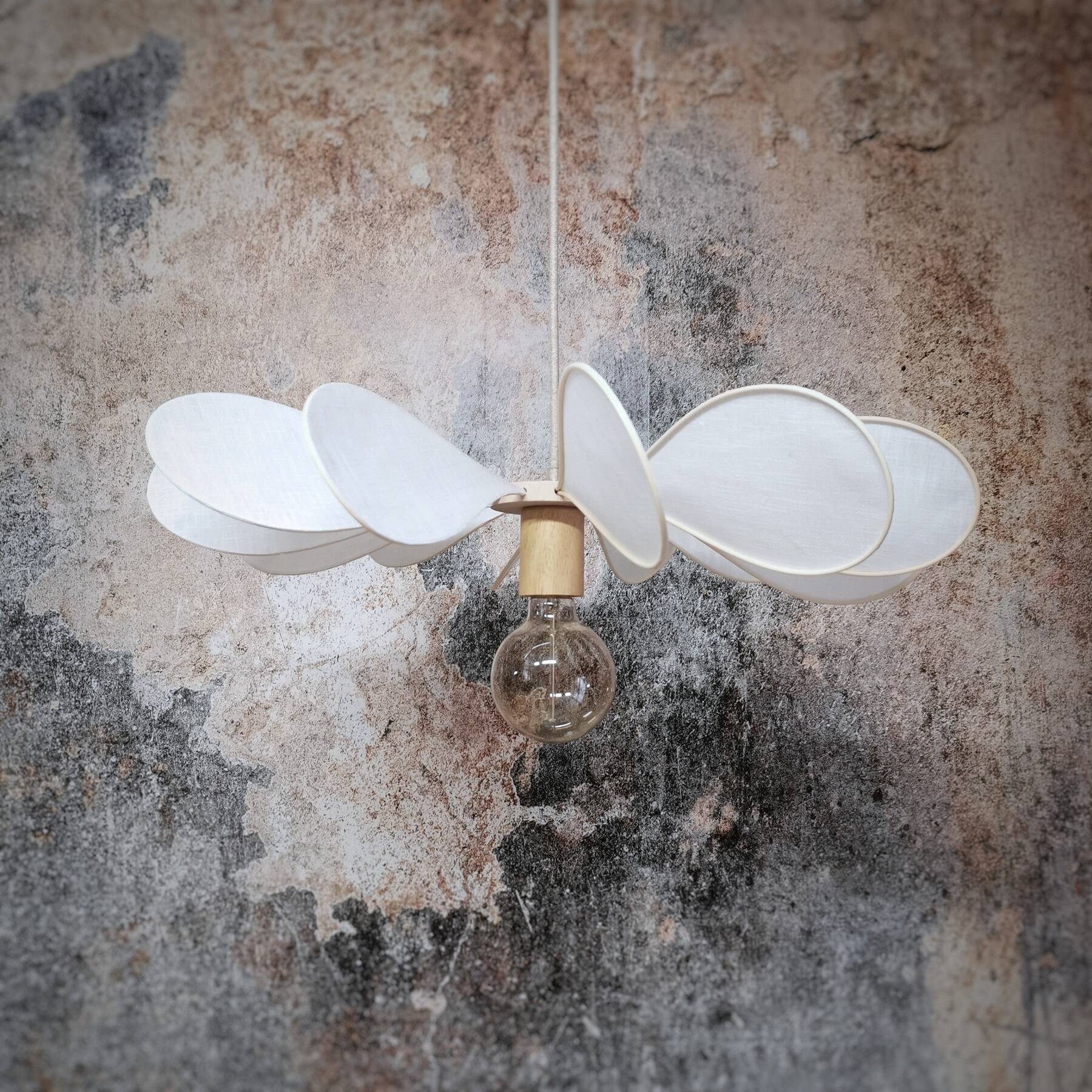 12-blade propeller suspension in rattan and white linen