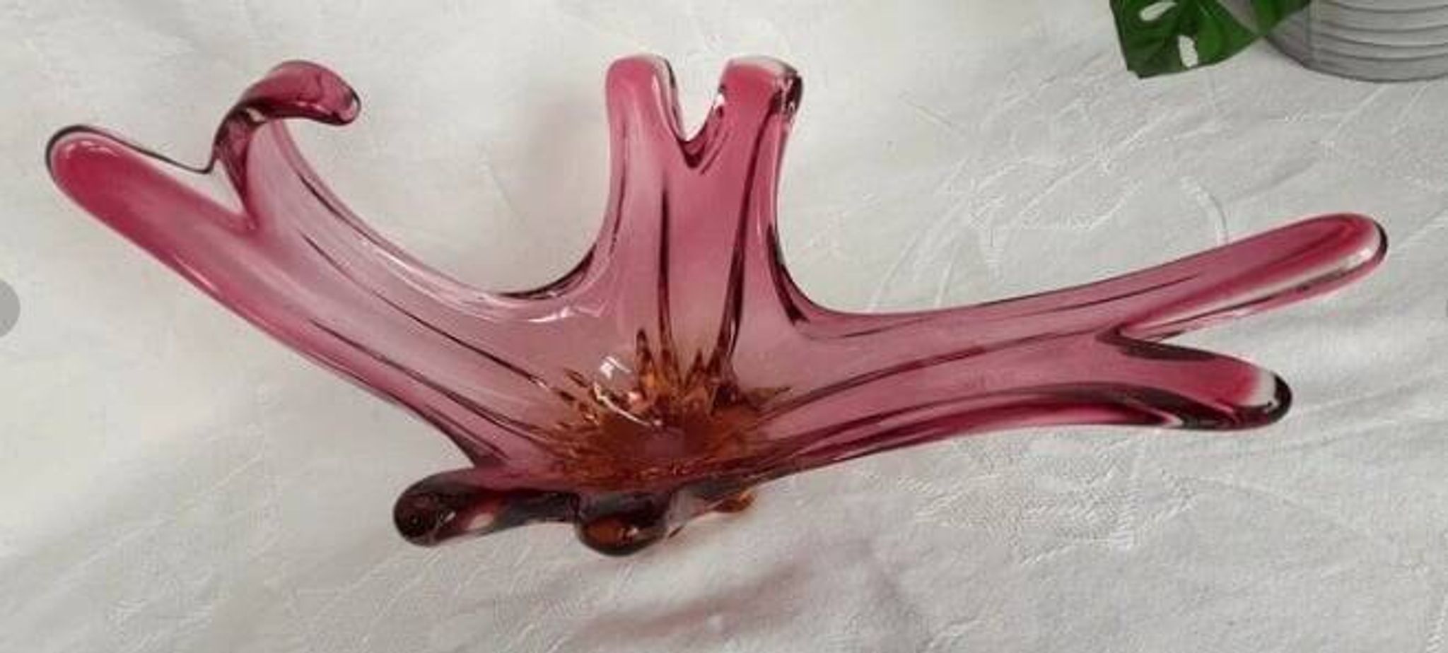 Grand centre de table en verre soufflé rose – design organique –