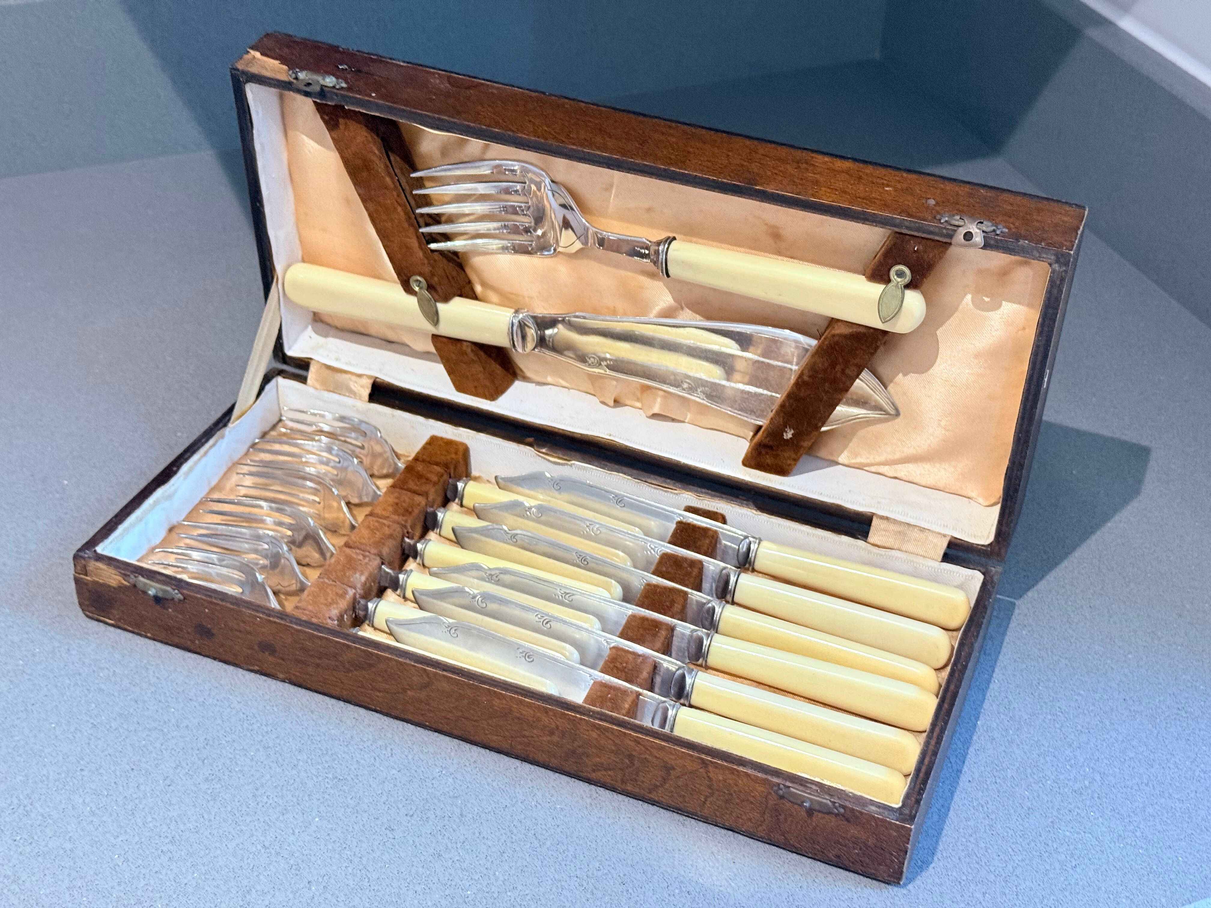 Set de couverts à poisson en métal argenté et ivoire synthétique