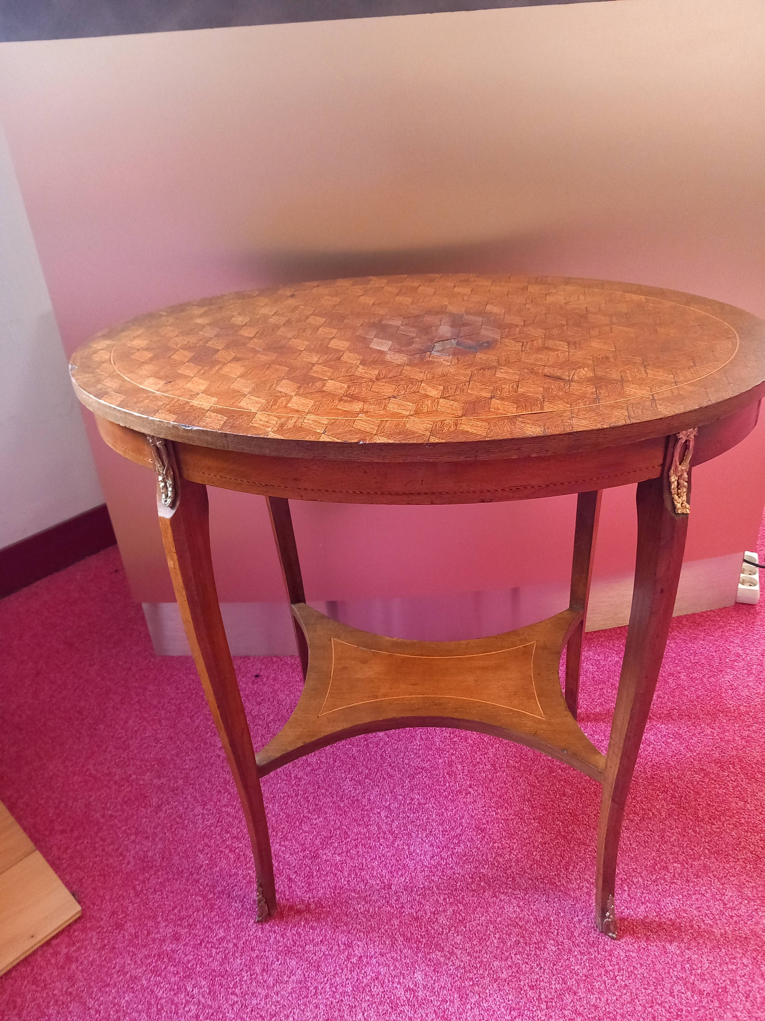 Gueridon Louis XVl style