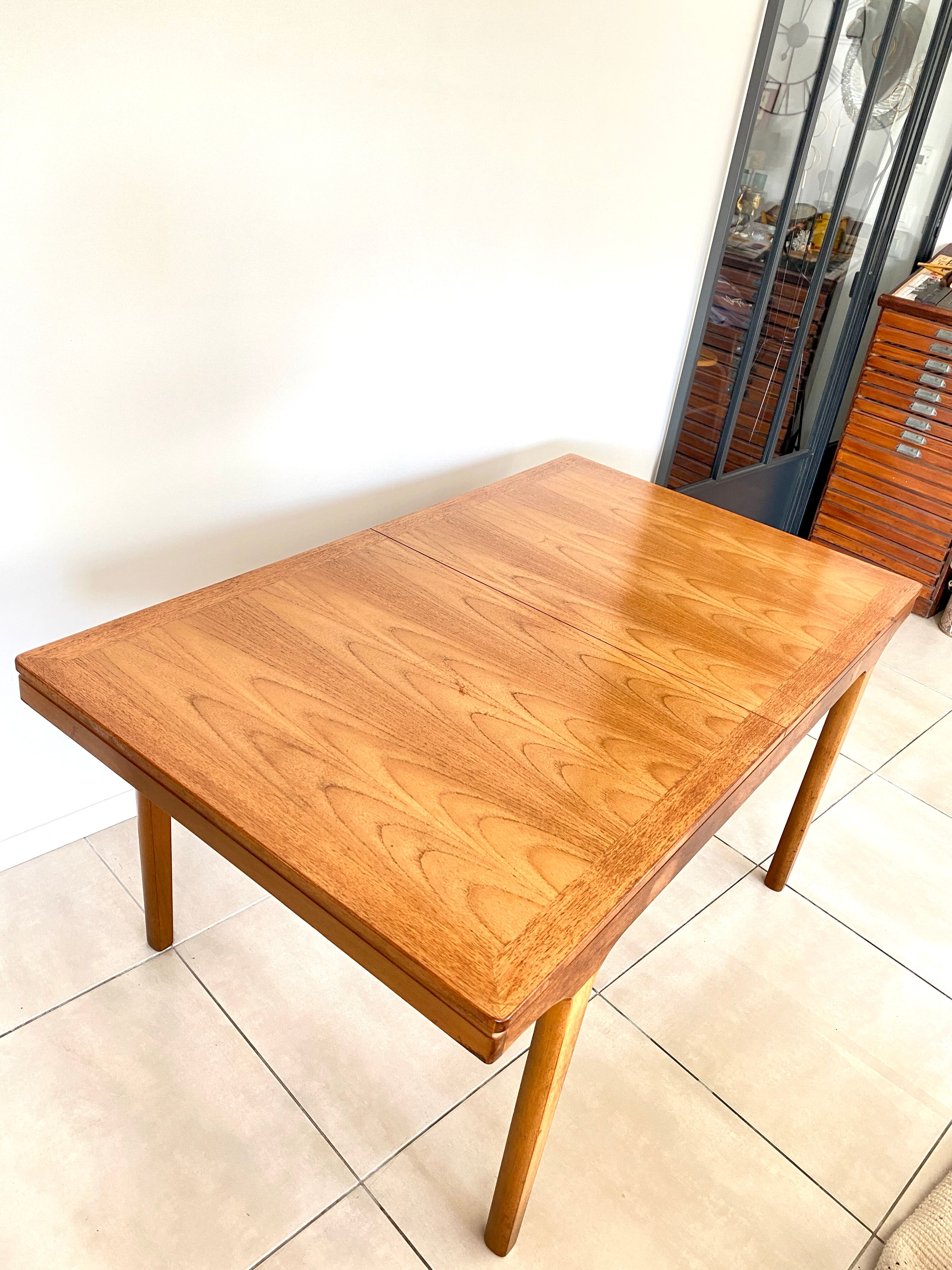 Extendable dining table in NATHAN teak