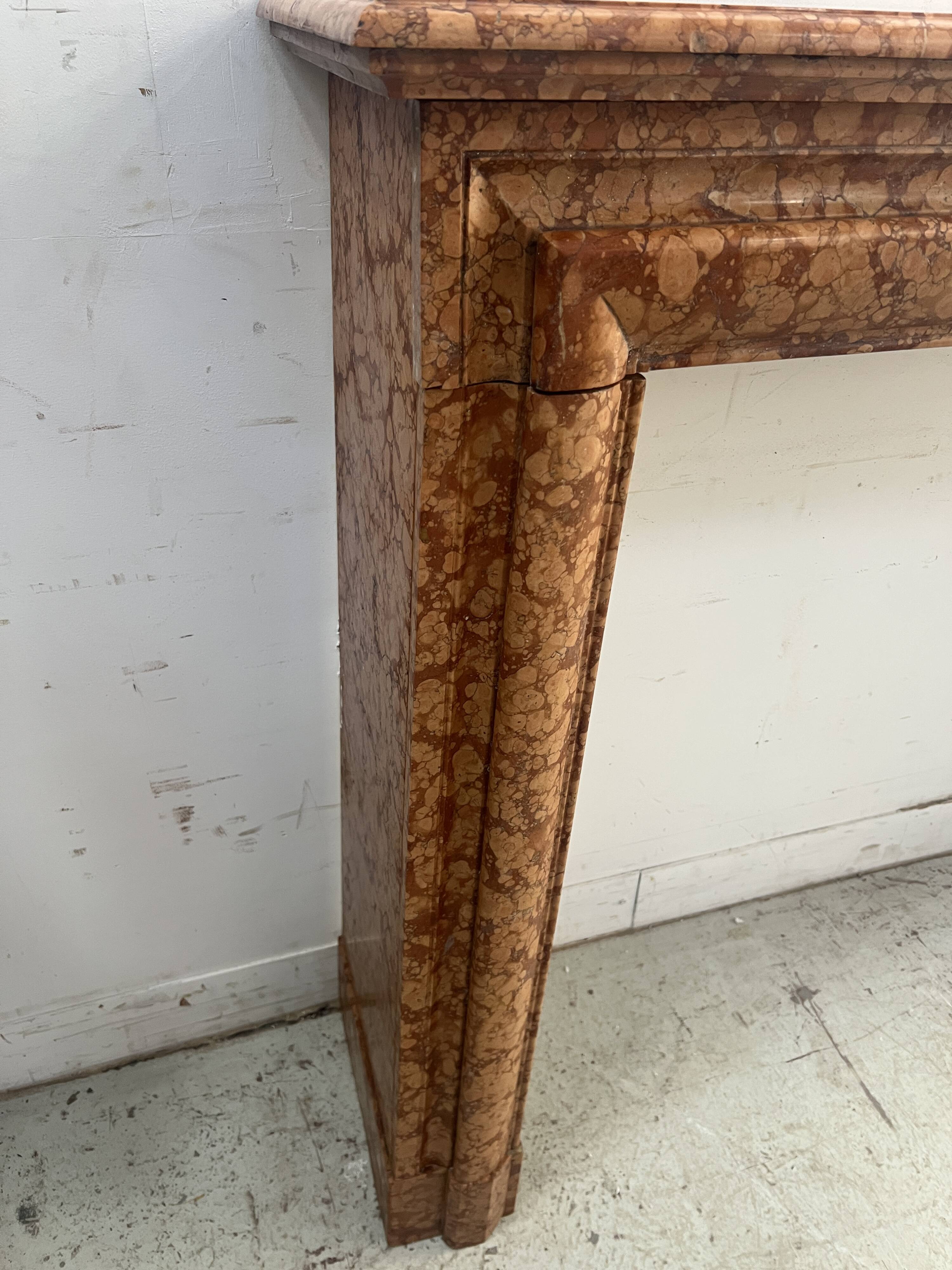 Cheminée de style Louis XIV en marbre de breche moucheté XIX siècle