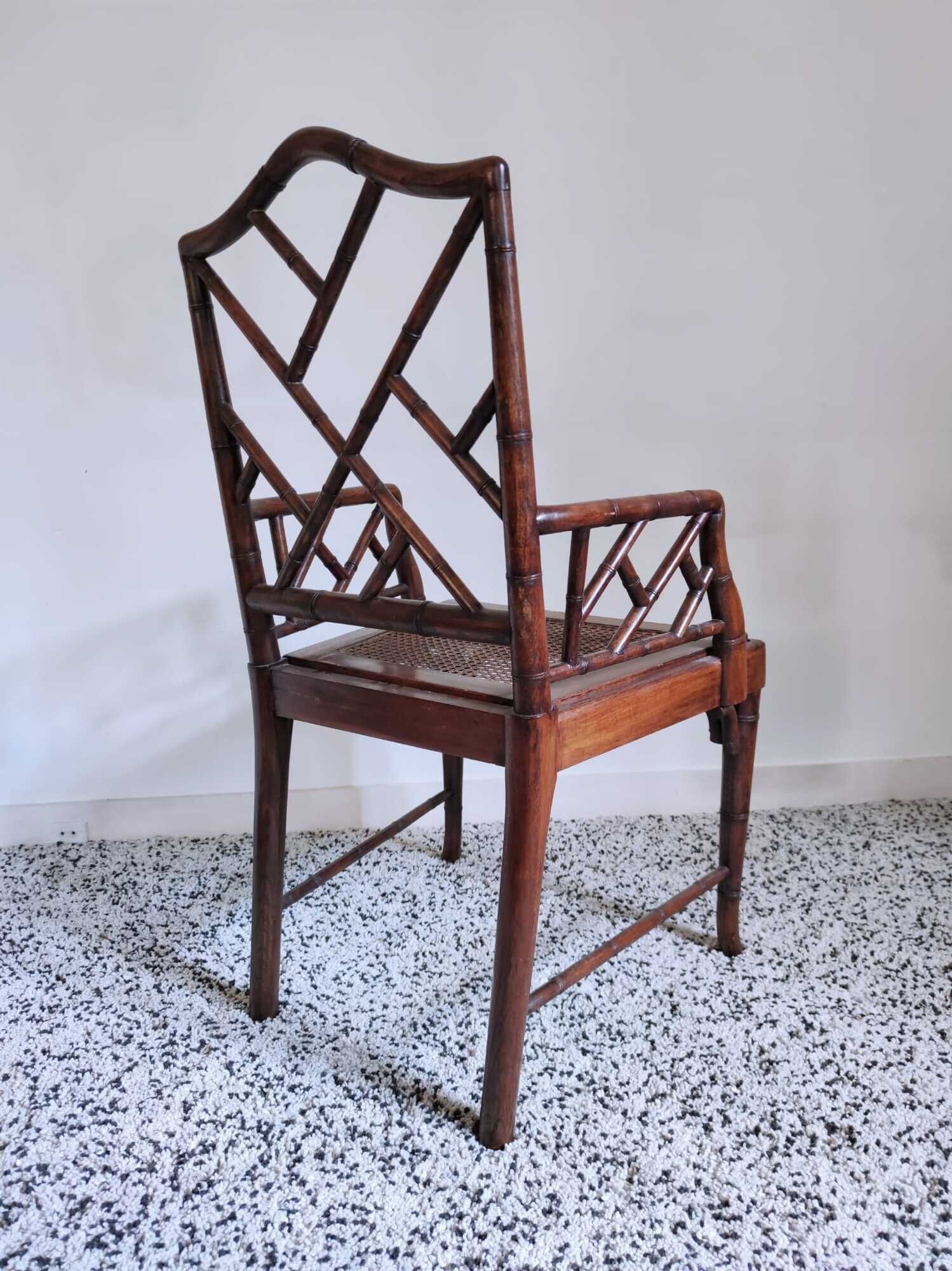 Fauteuil asiatique canné en bois à l'imitation du bambou