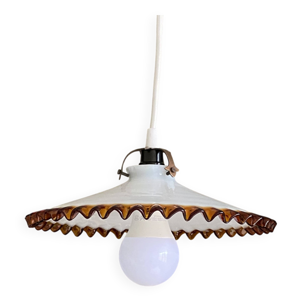 Ancienne suspension abat jour en verre opaline blanc et la bordure ondulée — Beyit
