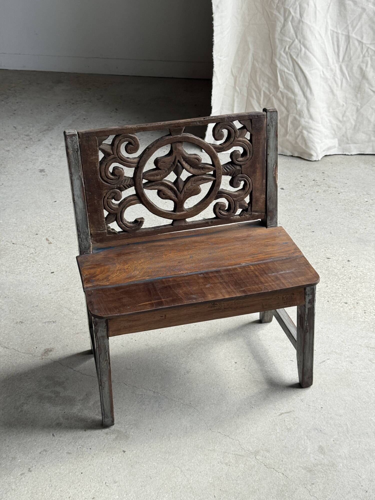 Mini banc à dossier sculpté à motif de rosace et volutes H59 L51