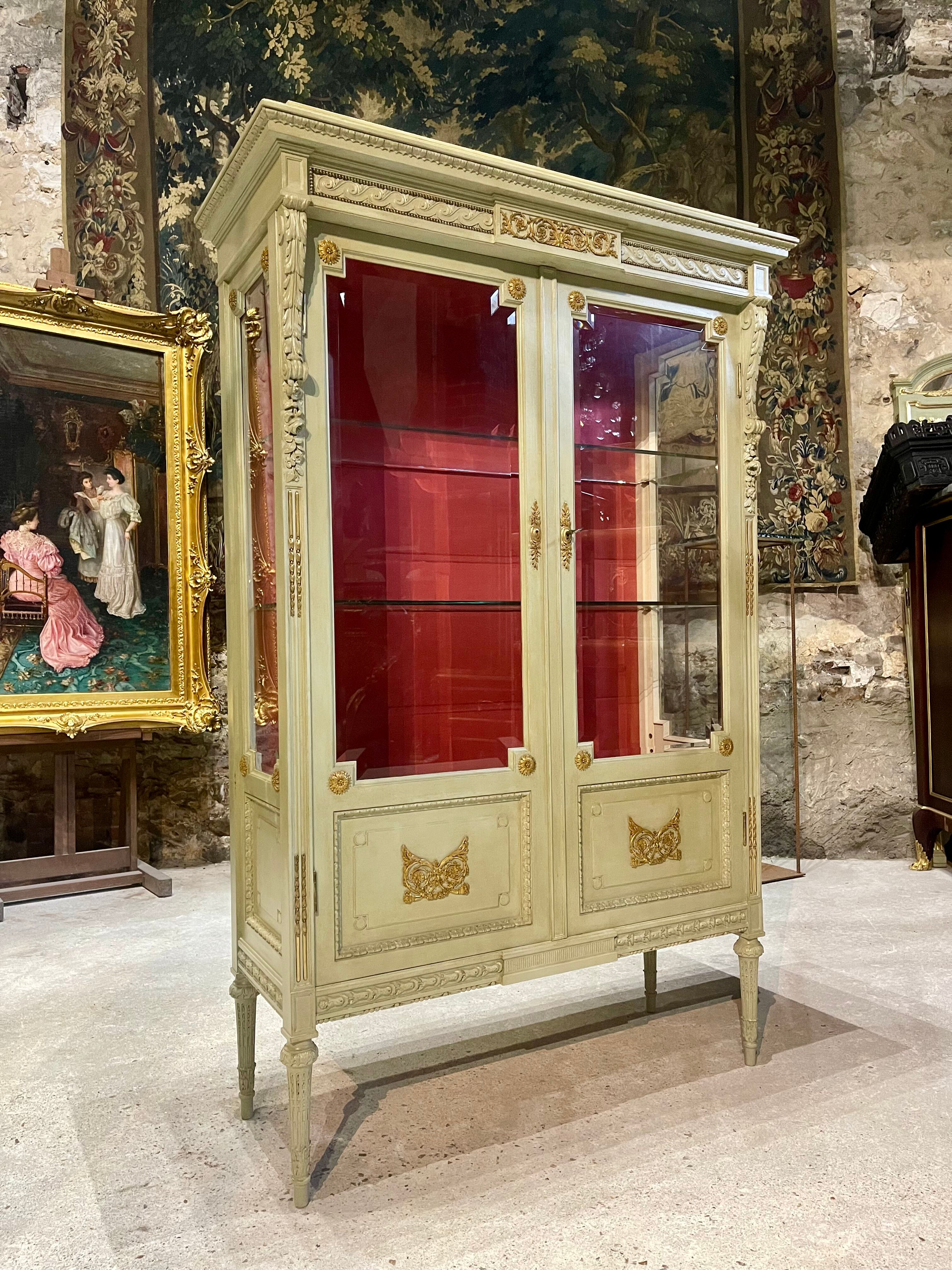 Vitrine de style louis xvi en bois rechampie et bronzes dorés d’époque napoléon iii