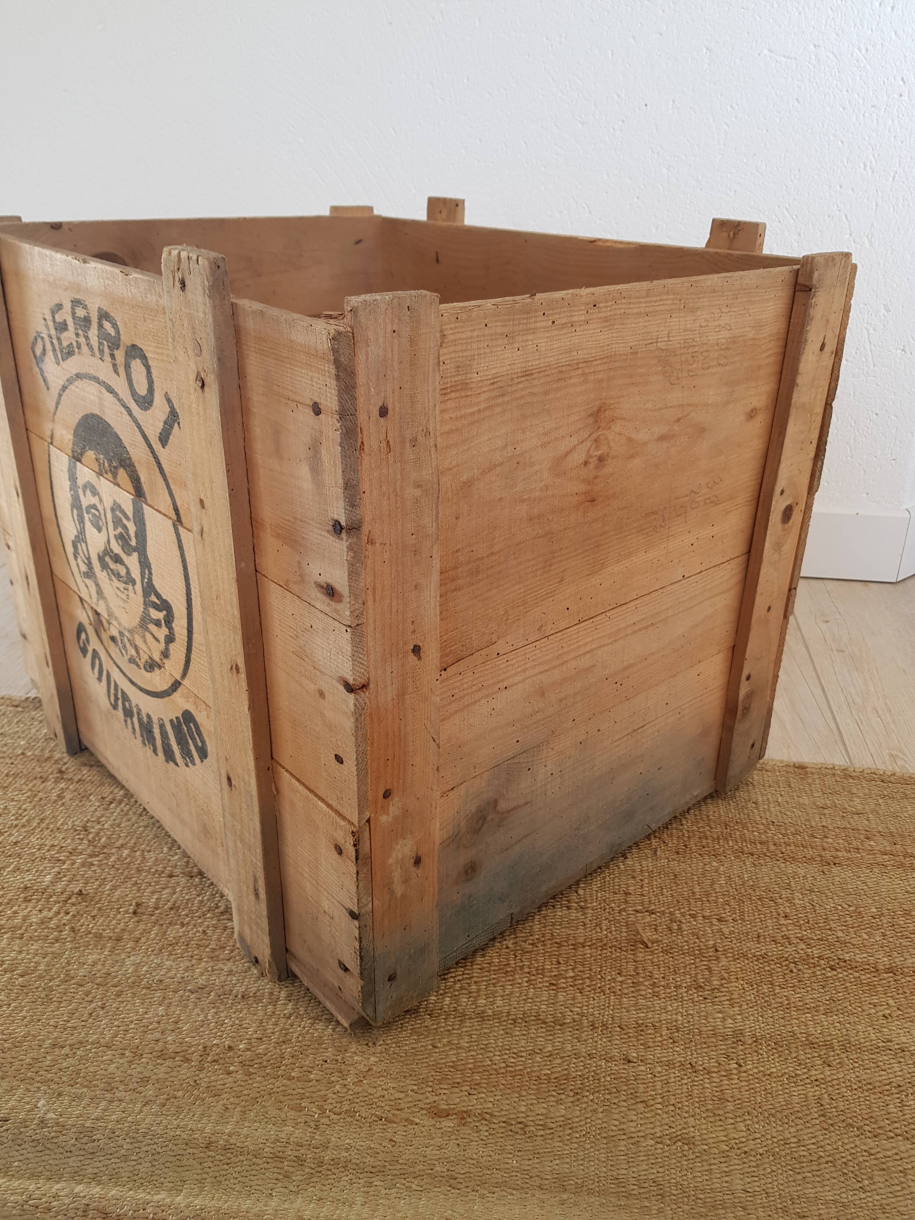 Former pierrot Gourmand wood crate