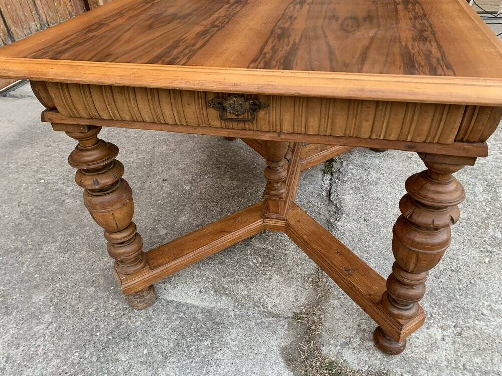 Table à manger sculptée hongroise en bois marron, vers 1890 — plateau carré, pieds tournés et croisillons sculptés