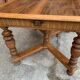 Table à manger sculptée hongroise en bois marron, vers 1890 — plateau carré, pieds tournés et croisillons sculptés