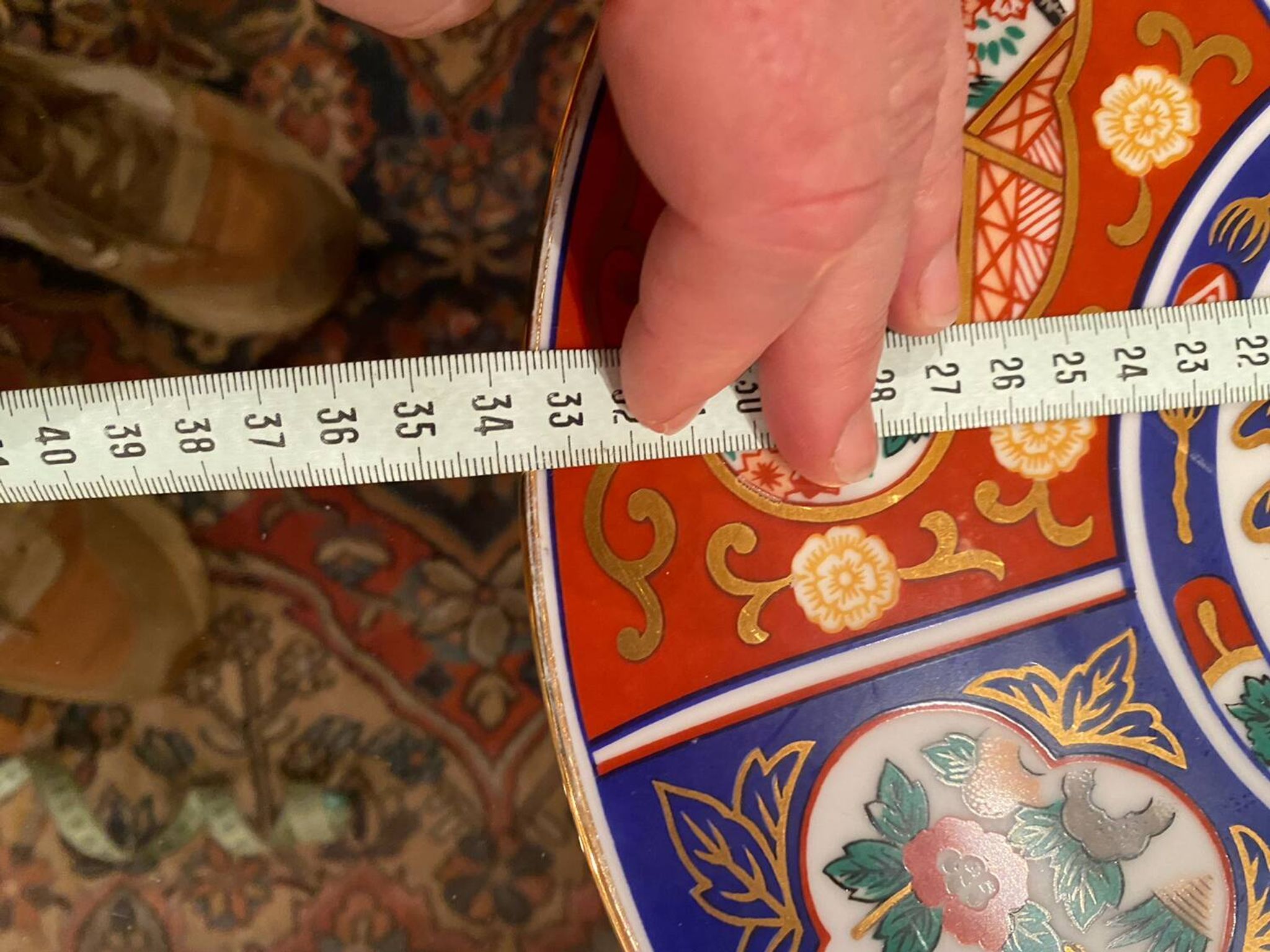 Pair of large Chinese porcelain dishes in Imari style, 20th century.