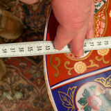 Pair of large Chinese porcelain dishes in Imari style, 20th century.