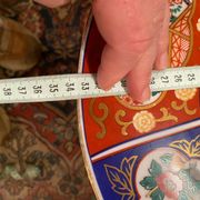 Pair of large Chinese porcelain dishes in Imari style, 20th century.