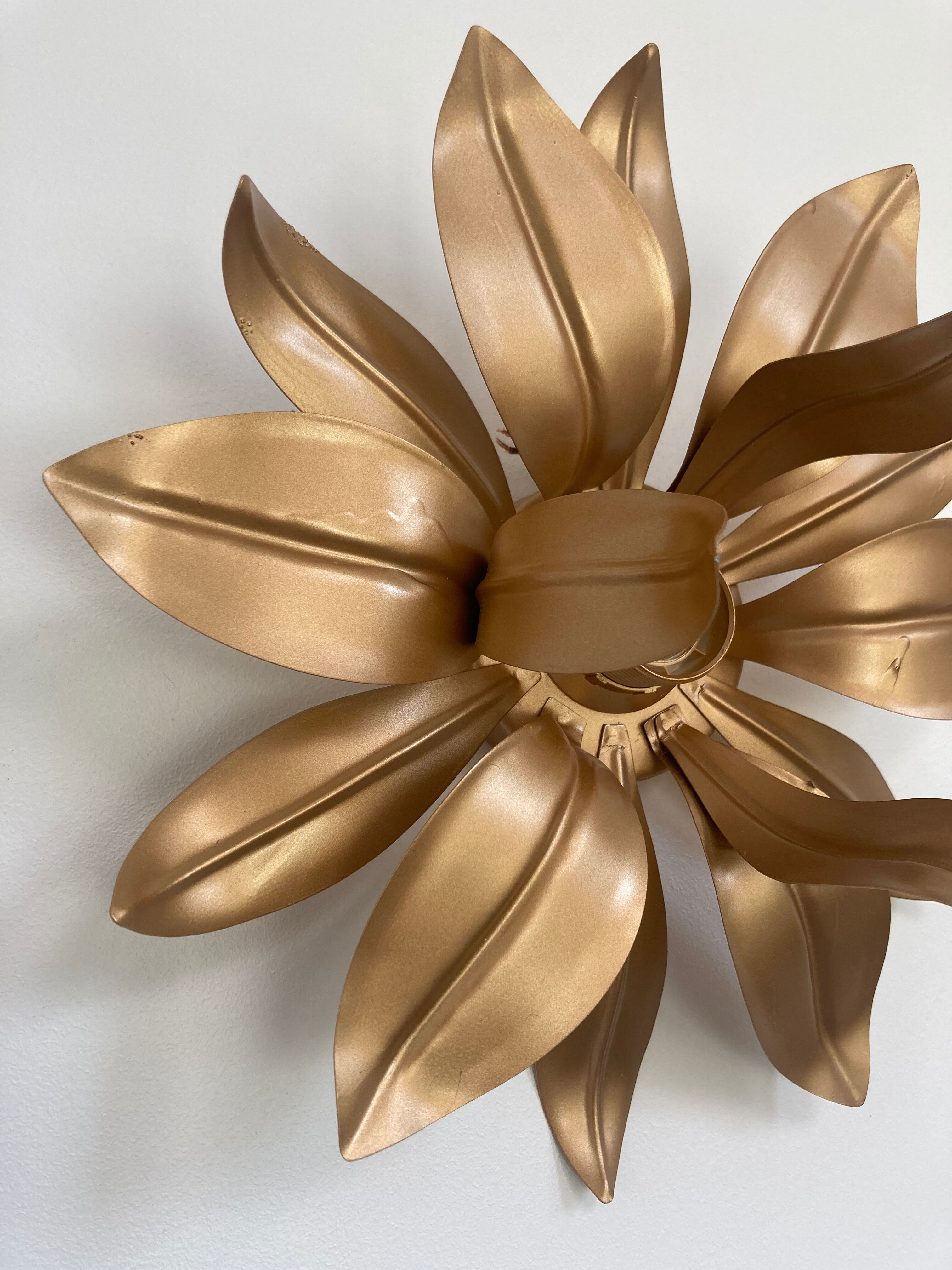 Wall lamp flower in old gold metal - 80s