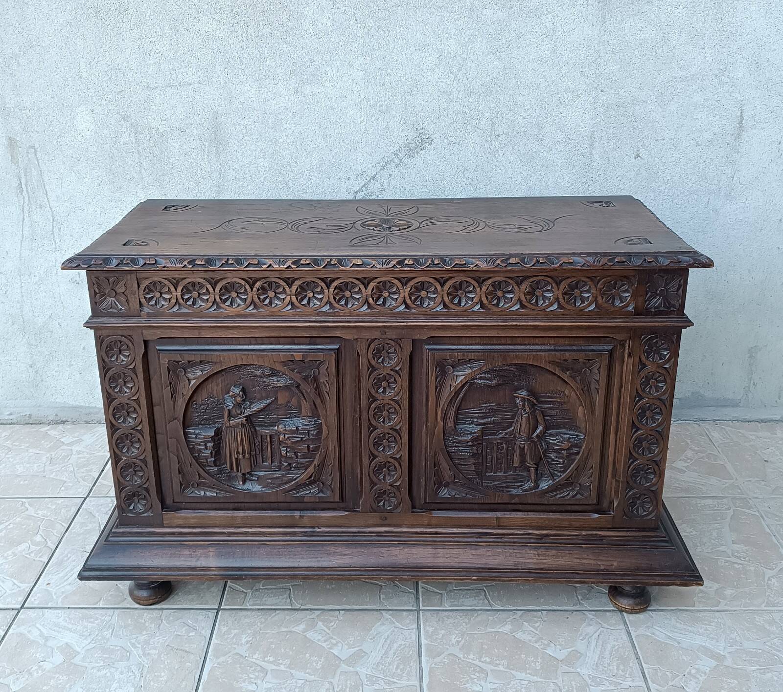 Breton chest in carved wood