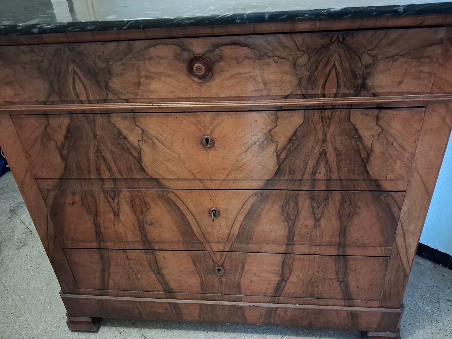Commode en ronce de noyer